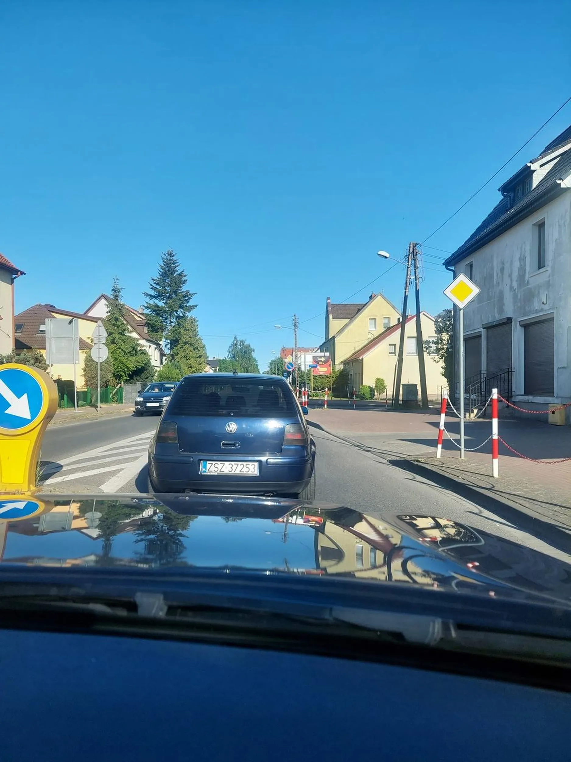 Tacy ludzie nie powinni mieć nigdy prawo jazdy.Hamuje bez uzasadnienia i przyspiesza i znowu hamuje.Kiedy próbuje się go wyprzedzić to urządza sobie rajd w terenie zabudowanym,o mały włos potrąciłby dziecko,które przechodziło przez pasy mając zielone światło.Niech inni kierujący uważają na ten złom na drogach