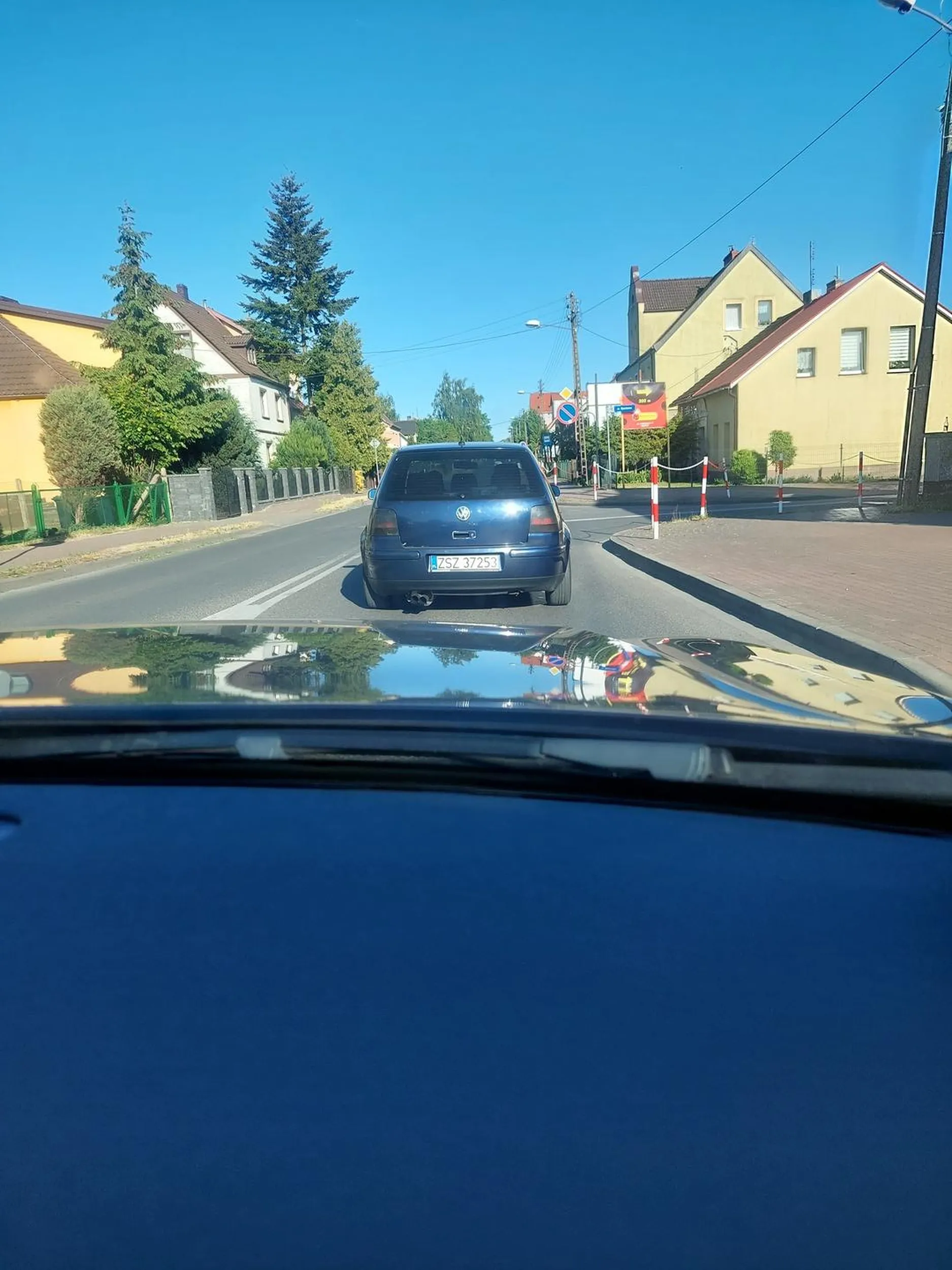 Tacy ludzie nie powinni mieć nigdy prawo jazdy.Hamuje bez uzasadnienia i przyspiesza i znowu hamuje.Kiedy próbuje się go wyprzedzić to urządza sobie rajd w terenie zabudowanym,o mały włos potrąciłby dziecko,które przechodziło przez pasy mając zielone światło.Niech inni kierujący uważają na ten złom na drogach