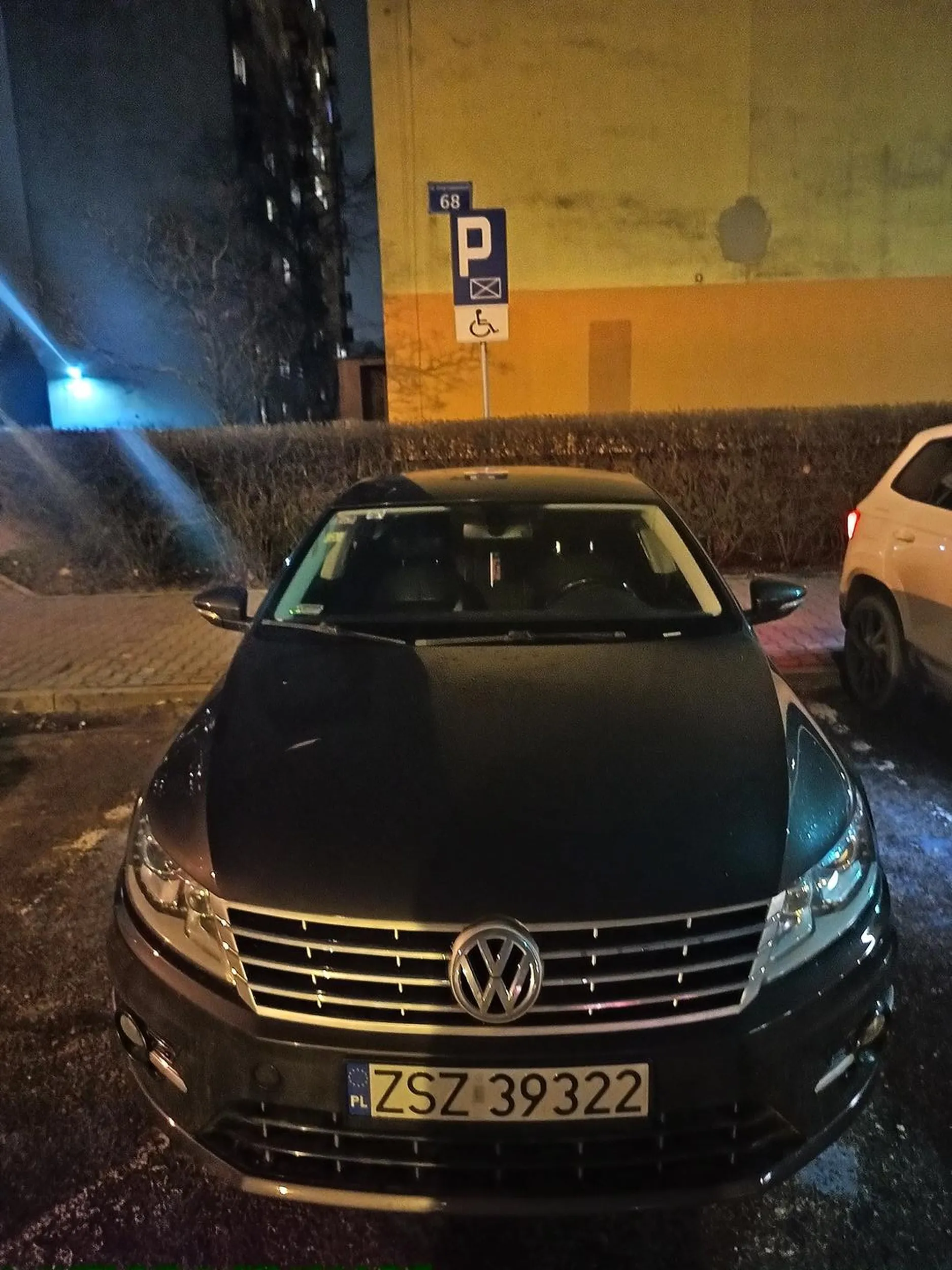 Kierowca parkuje na miejscu dla niepełnosprawnych bez posiadania uprawnień