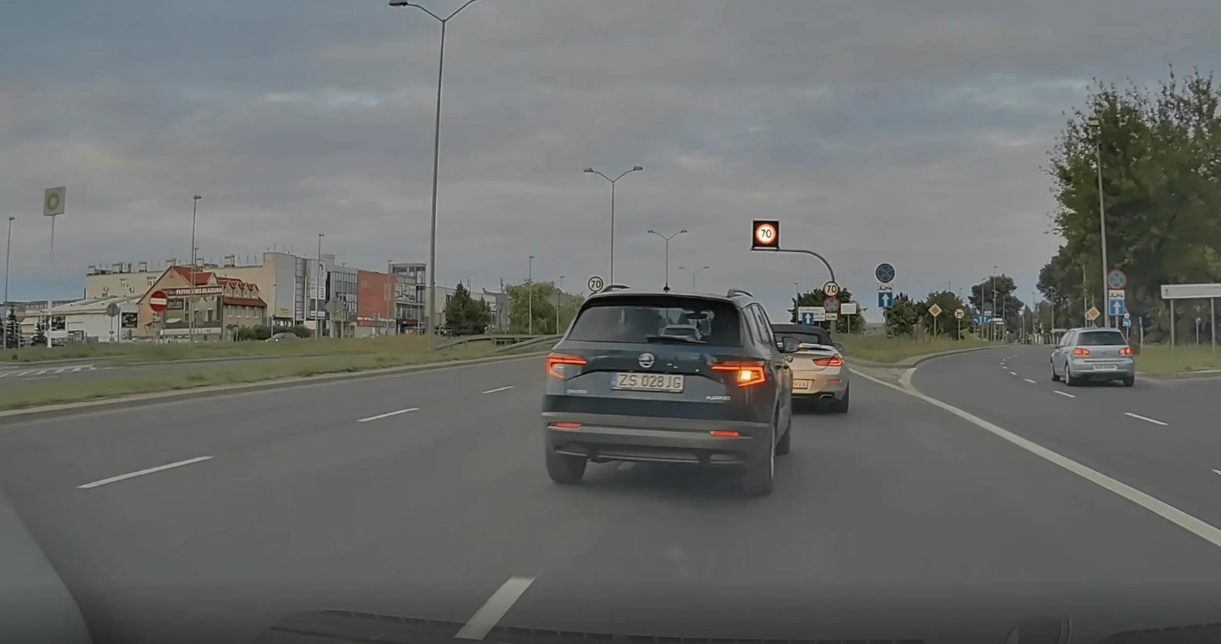 Wyprzedzanie na trzeciego, zajeżdżanie drogi, chamskie gesty, zwykły zjeb.