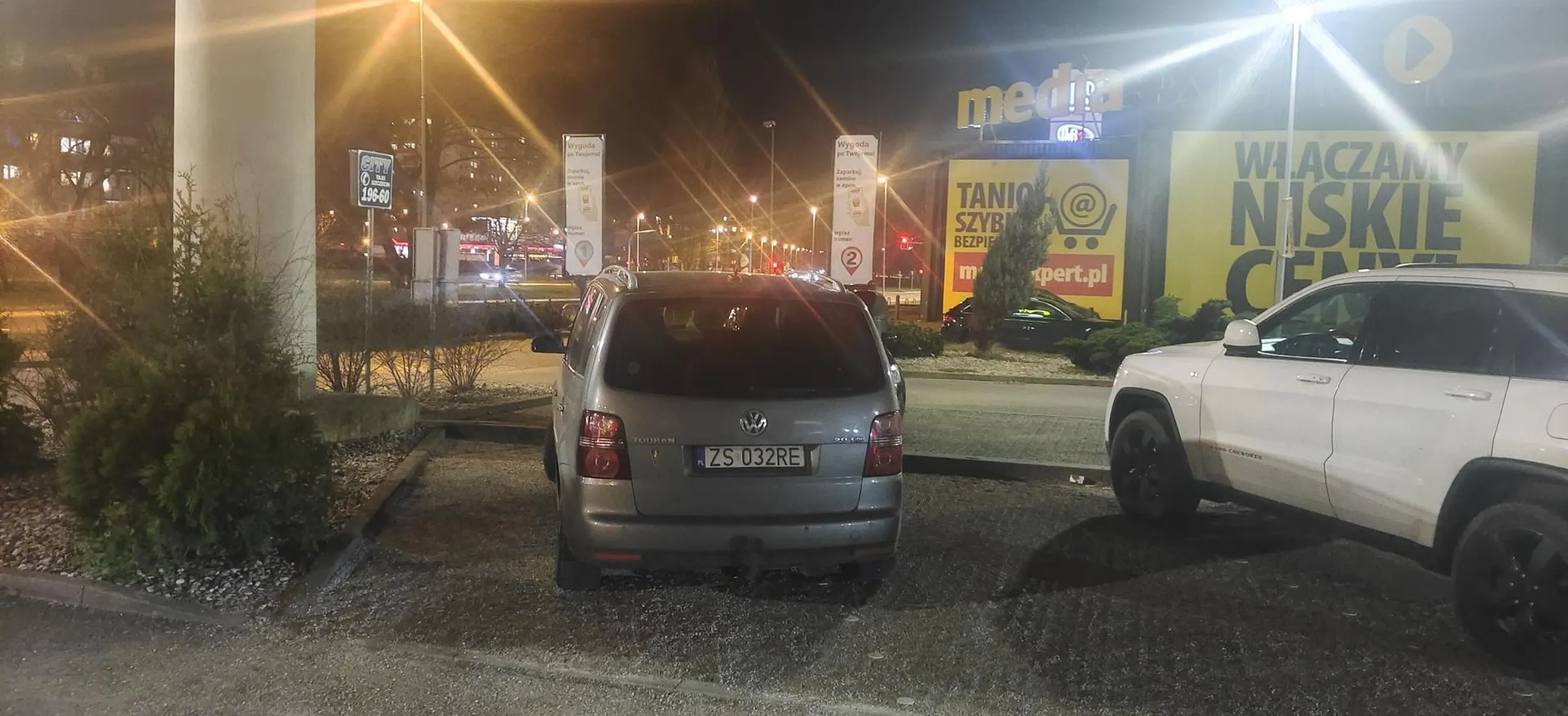Dostawca parkuje na dwóch miejscach do odbioru zamówień przez aplikację mimo że ma możliwość na jednym, i trzeba wchodzić do restauracji bo nie mają jak mnie znaleźć