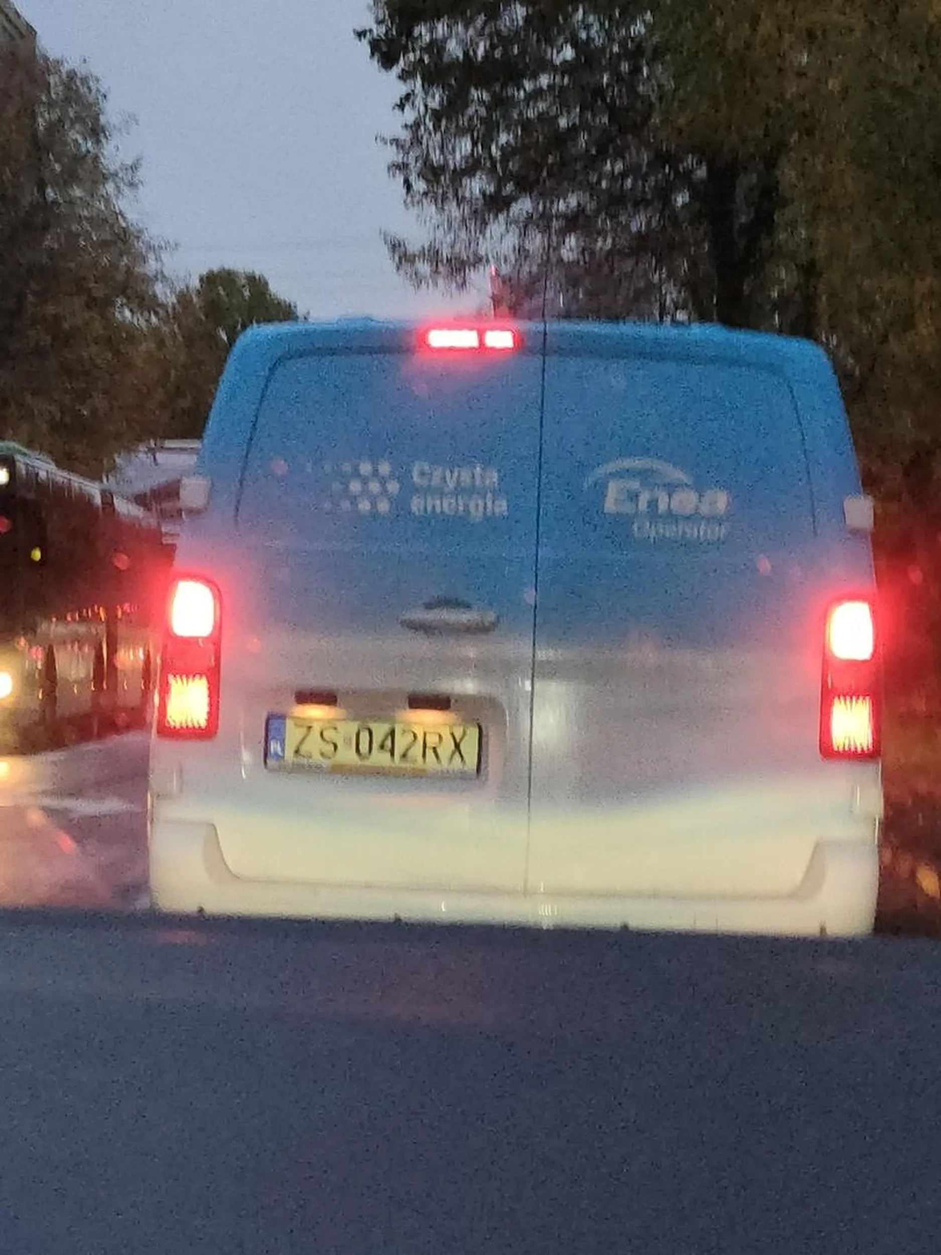 Cieć z Enei, burak co nie potrafi jeździć na suwak.