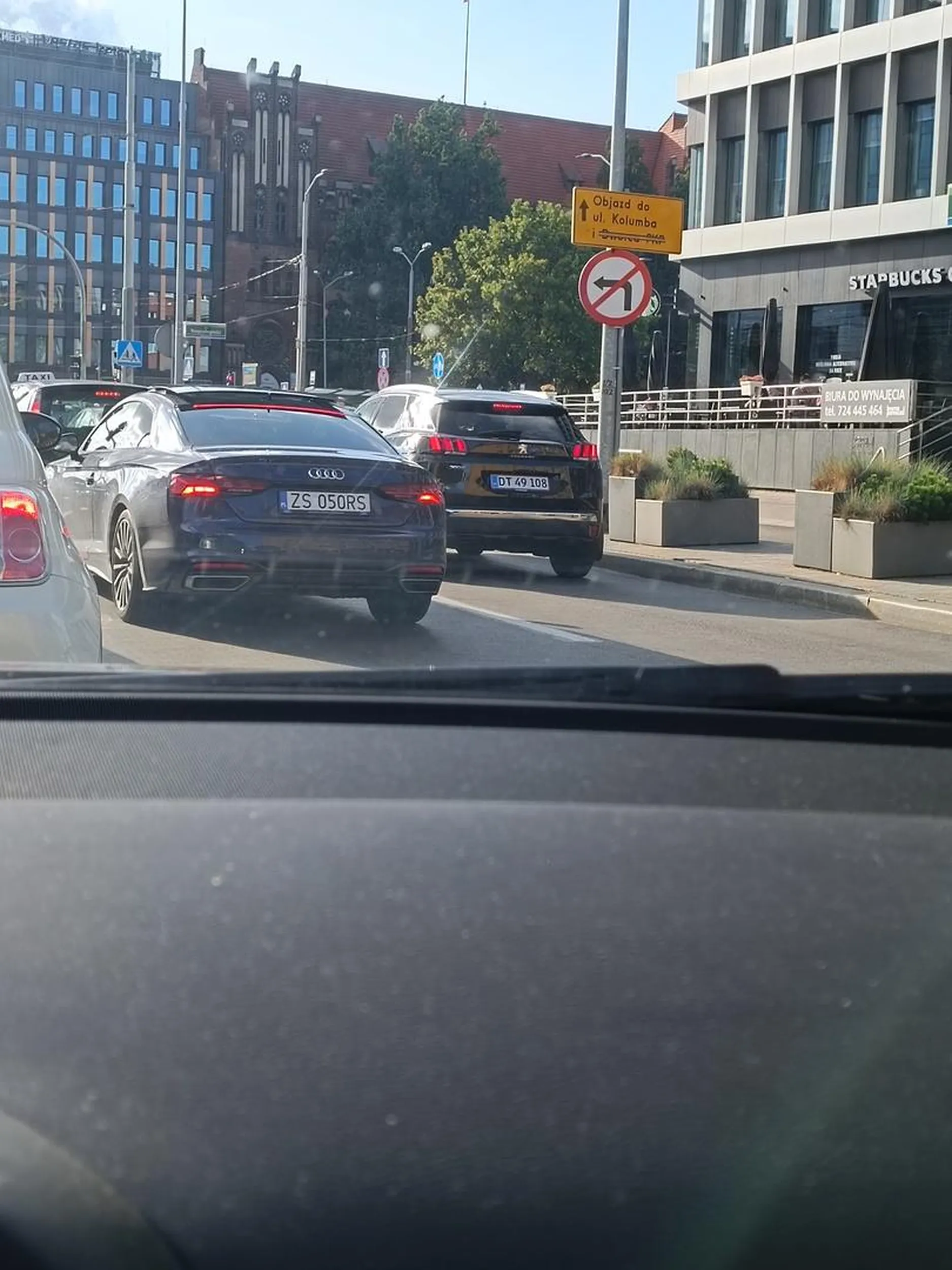 Światła drogowe służą do czegoś innego a nie z kilometra walisz długimi, sam chciałem wyprzedzić i przedemna było auto... W efekcie i tak mój Avant robił Cię jak chciał, mniej mrugaj więcej myśl ???