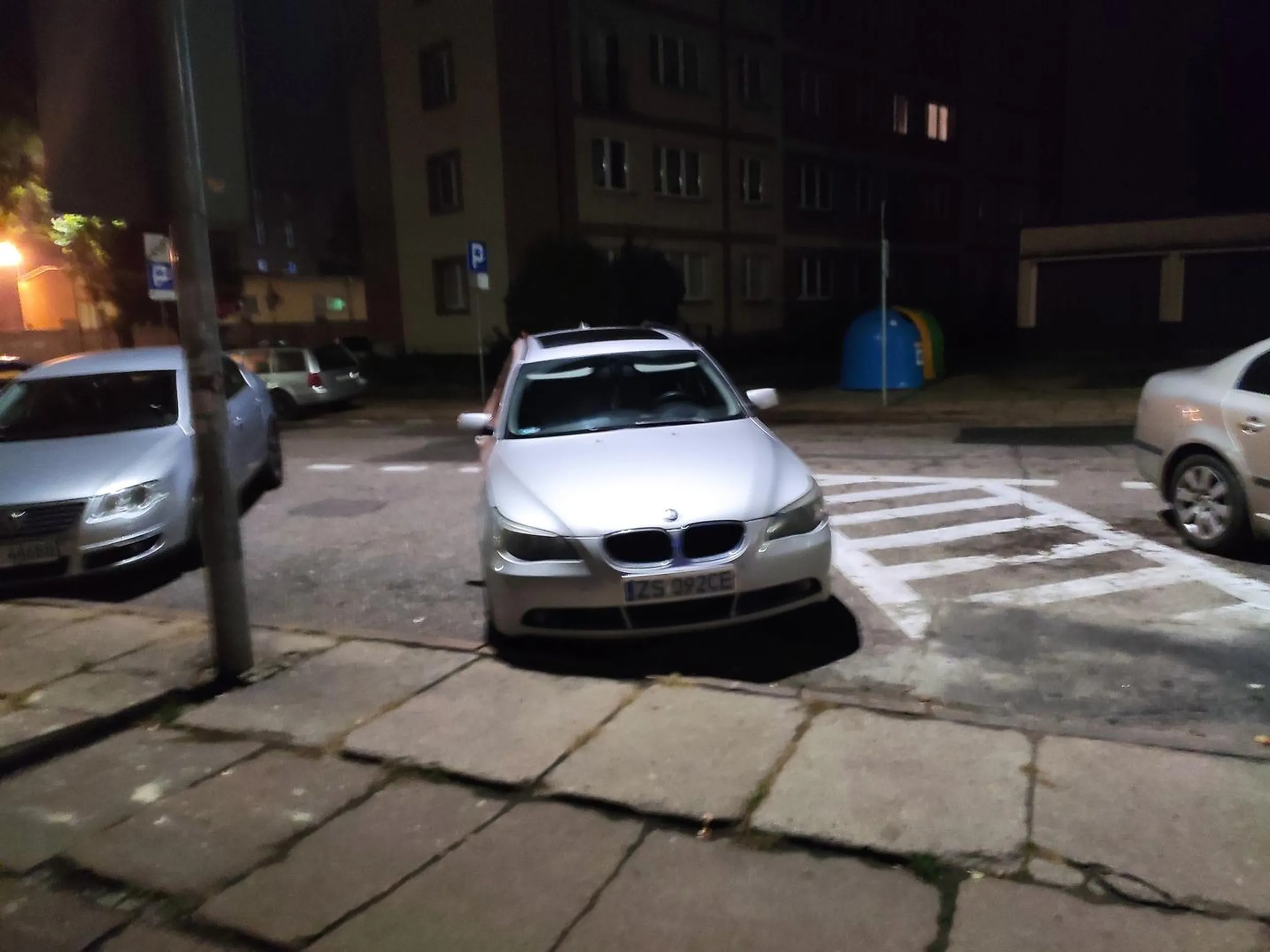 Na foto widać, że zostawiłeś dość miejsca dla siebie. Oczywiście nie pierwszy raz. Pewno pod hipermarketem parkujesz we bok gdy jest promka na schab. Ogarnij się bo życzliwi sąsiedzi są na skraju wytrzymałości nerwowej i niedługo uleci powietrze. Z opon ?