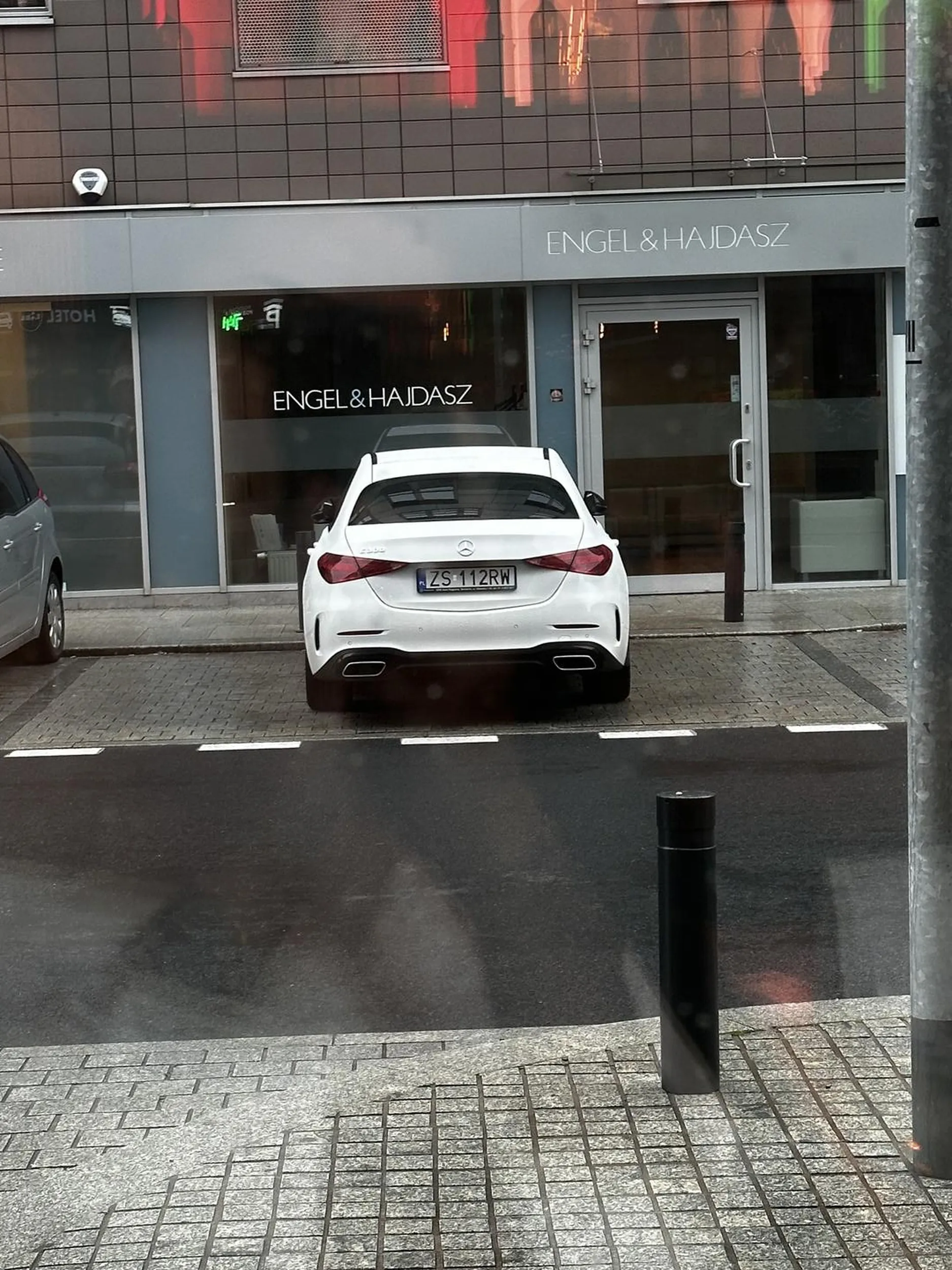 Nie ma to jak lansować się mercedesem i nie potrafić poprawnie zaparkować samochodu. Tak to się chyba nie parkuje ?