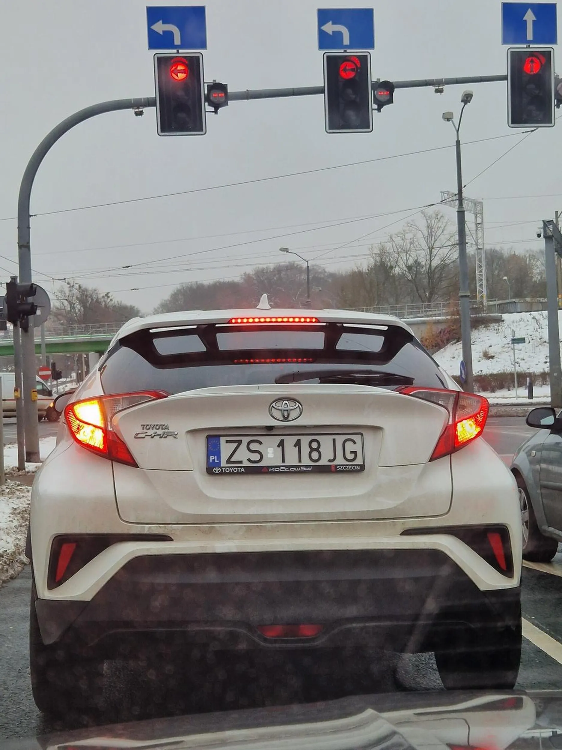 Bardzo nerwowa Pani, wymusza pierwszeństwo i w dodatku tkwi w swej nie wiedzy co do zasad ruchu drogowego.