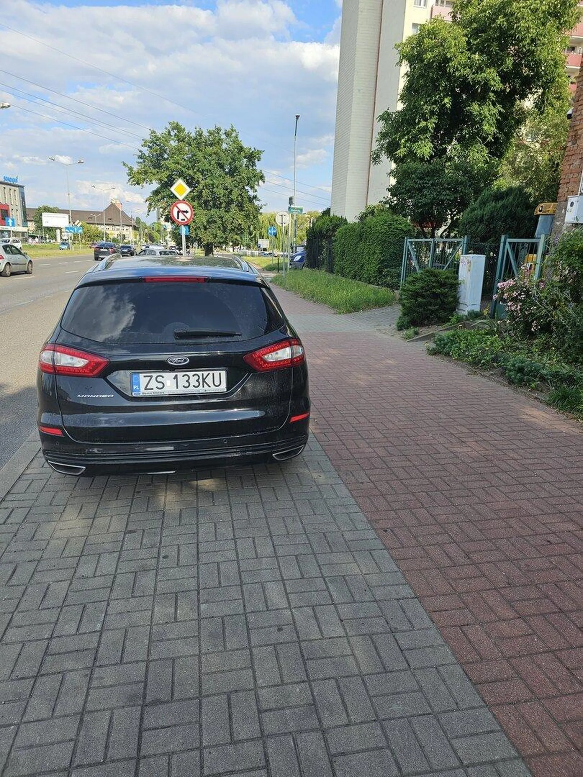 Bardzo piękne parkowanie w wykonaniu osoby o ograniczonych władzach umysłowych, mózg zbyt mały, by pamiętać gdzie wolno parkować.