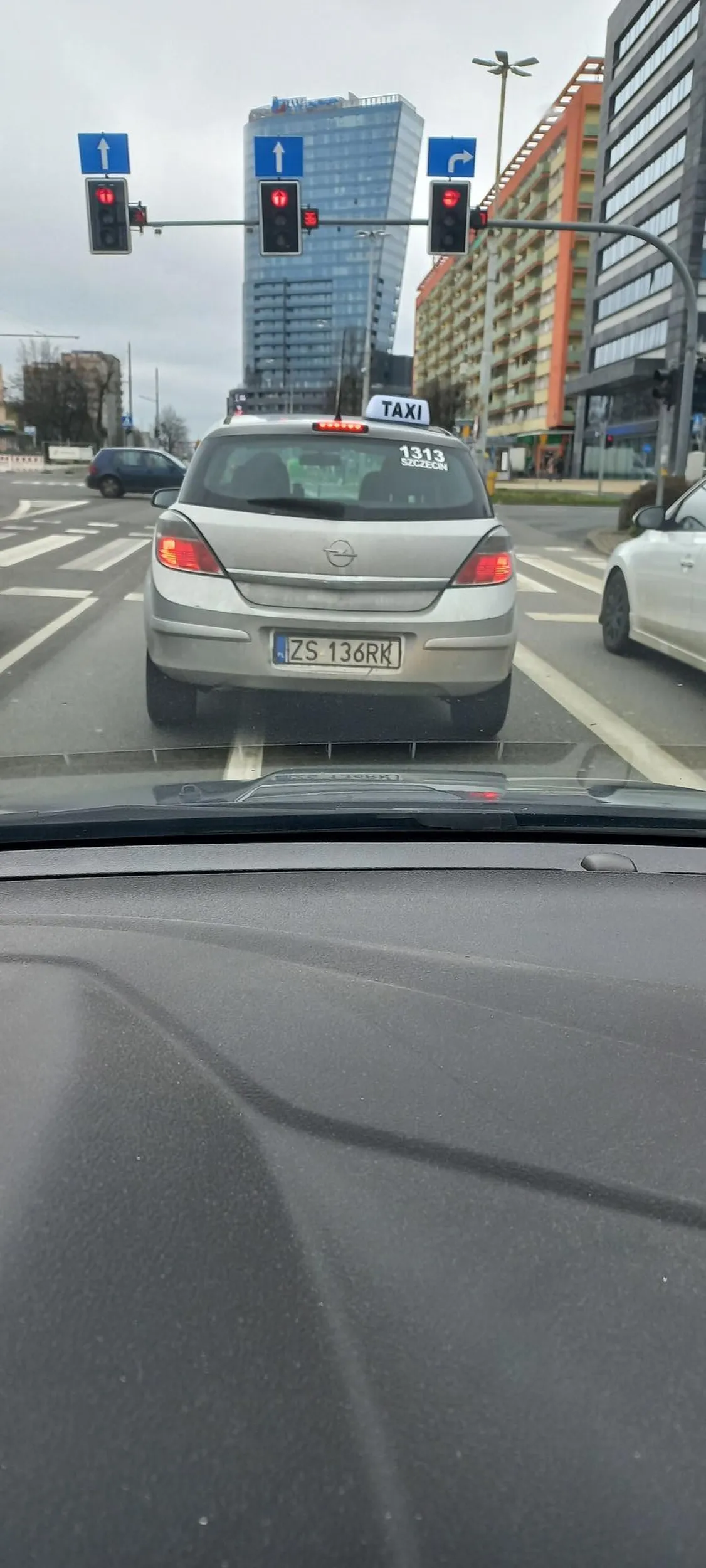 Pań u Taxi usilnie 7 sekund przed końce zielonego staje i czaka na czerwone. Wiem złotówka ale no bez przesady