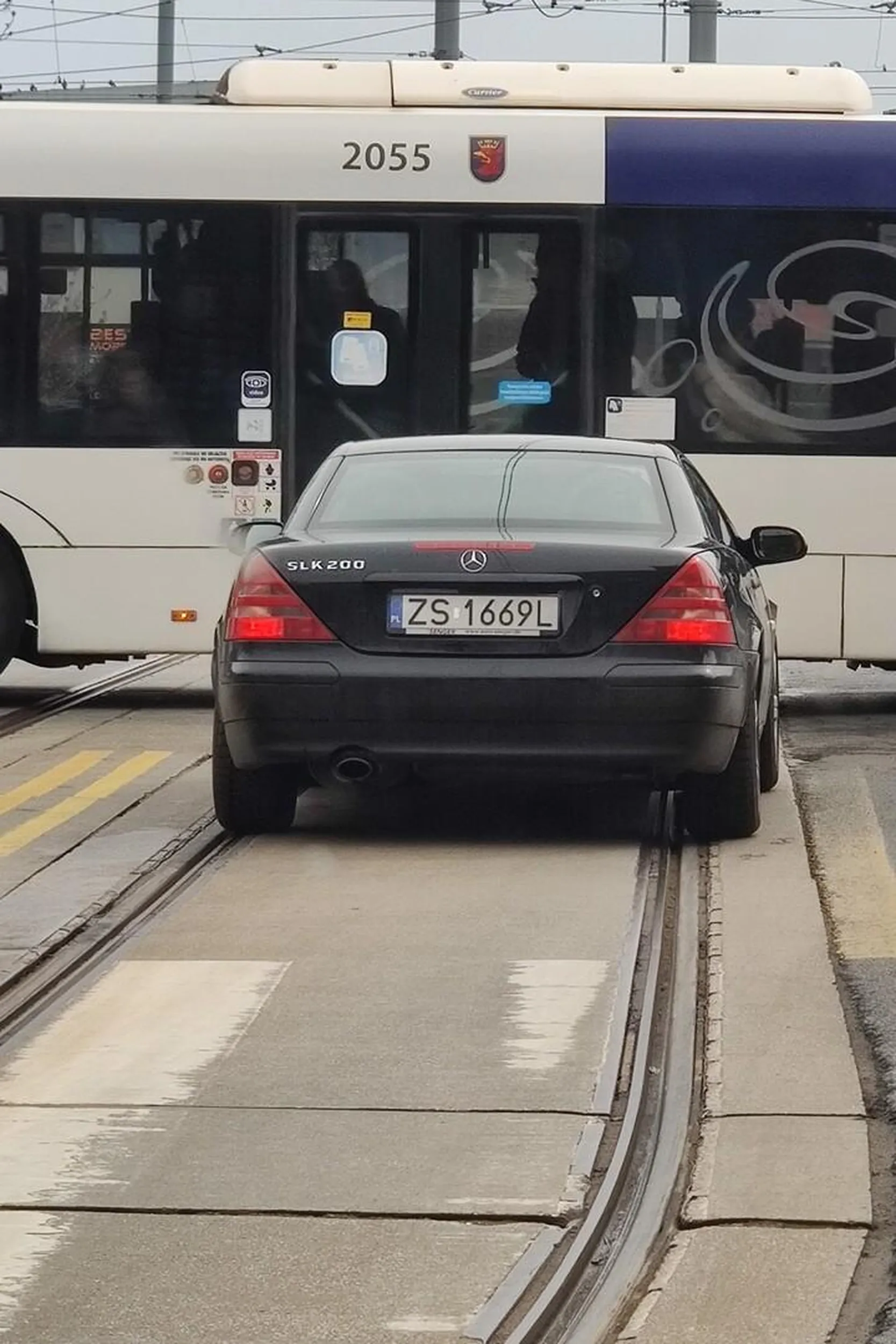 Tylko leszcze stoją w korku. Ja zapier***am bus-pasem. Wjazd na Rondo Giedroycia.