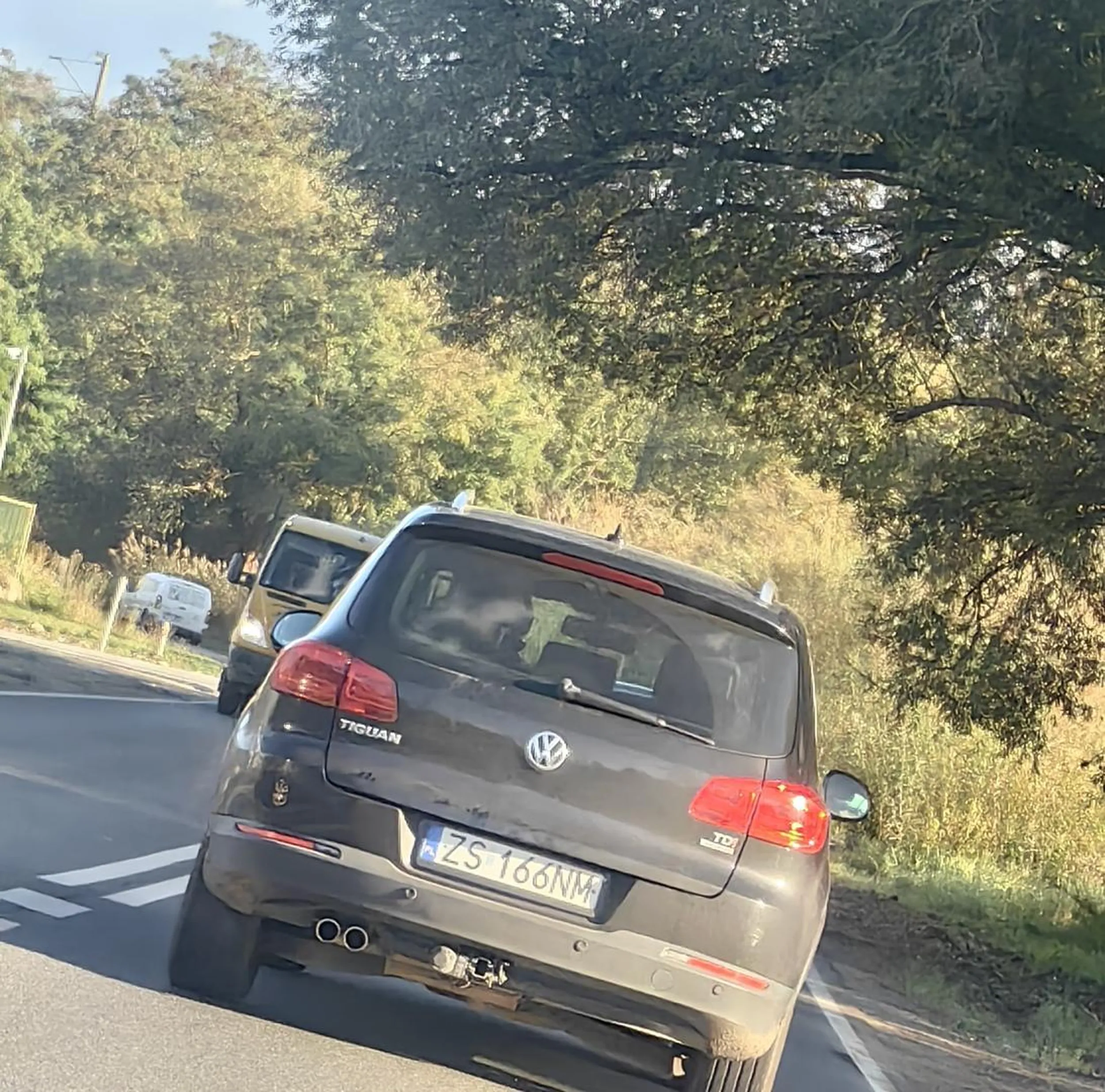 Zajeżdża drogę, przyśpiesza podczas wyprzedzania stwarzając zagrożenie w ruchu a następnie wyhamowuje praktycznie do zera. Człowieku oddaj prawo jazdy bo jesteś zagrożeniem dla innych uczestników ruchu drogowego