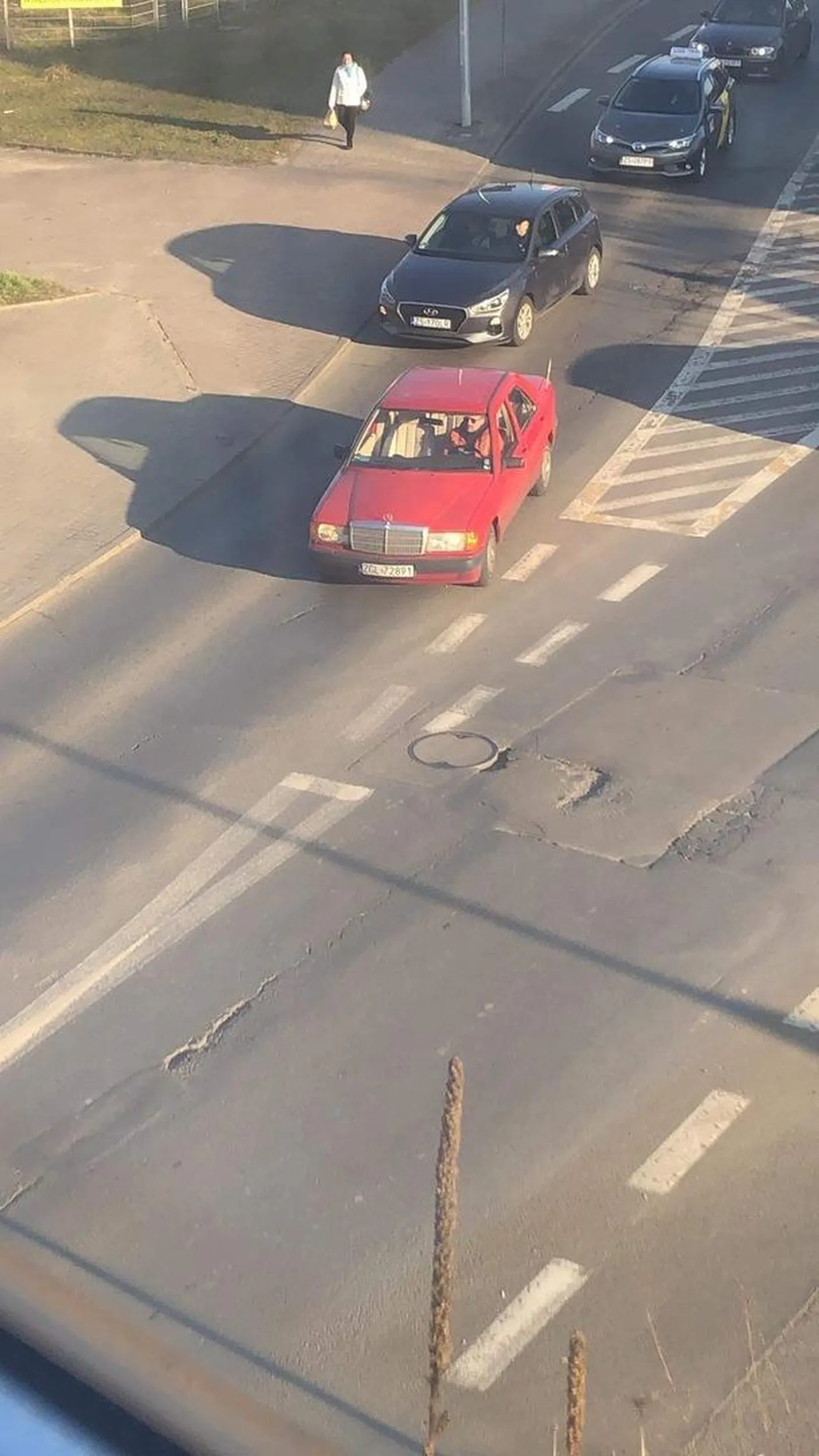 Tak mu się spieszyło, że wyprzedził kierowcę wjeżdzając na chodnik dla pieszych. Prawo jazdy wygrane w laysach.