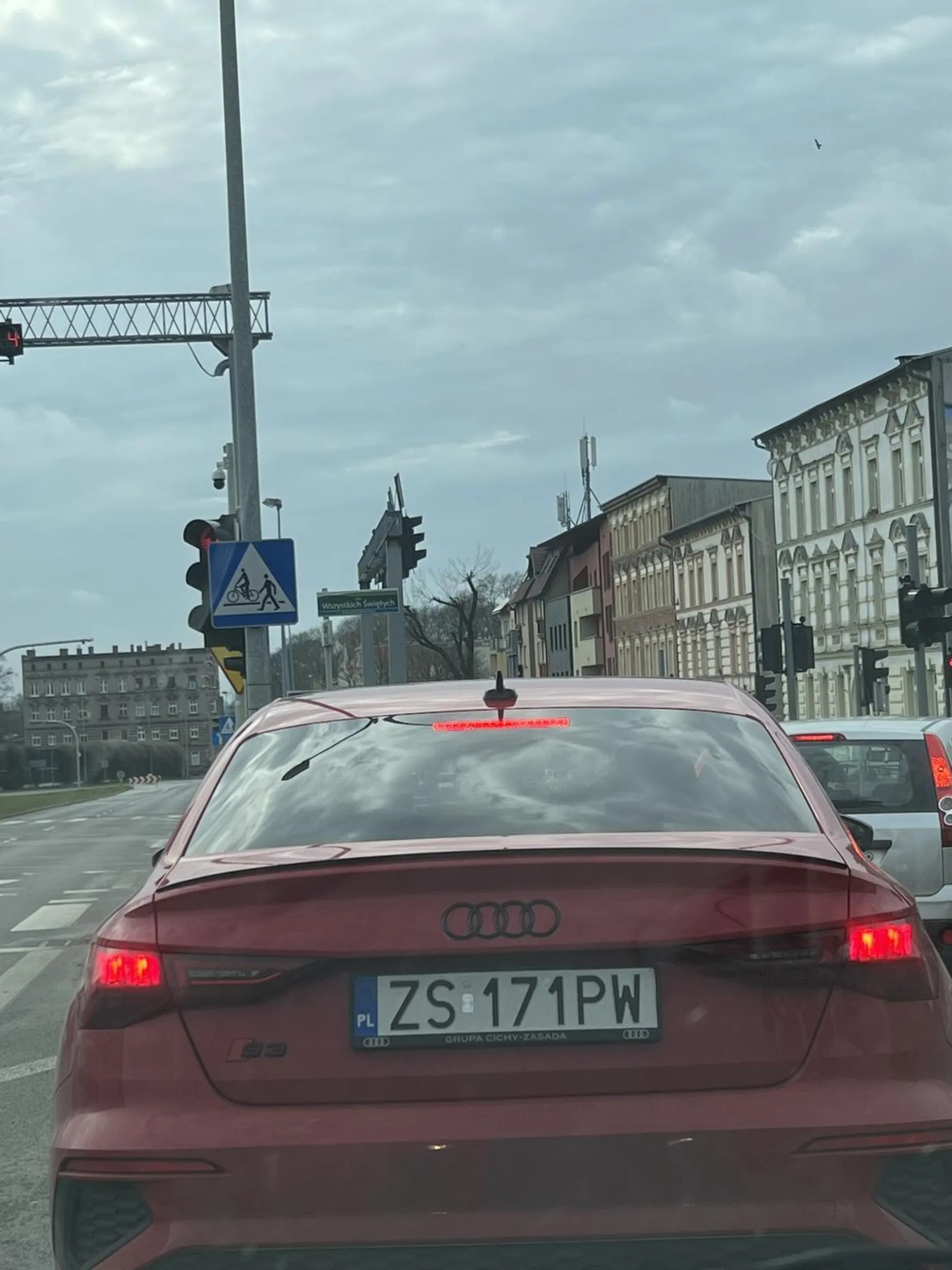 Wpier*ala się na rondo wymusza pierwszenstwo i jeszcze faka pokazuje