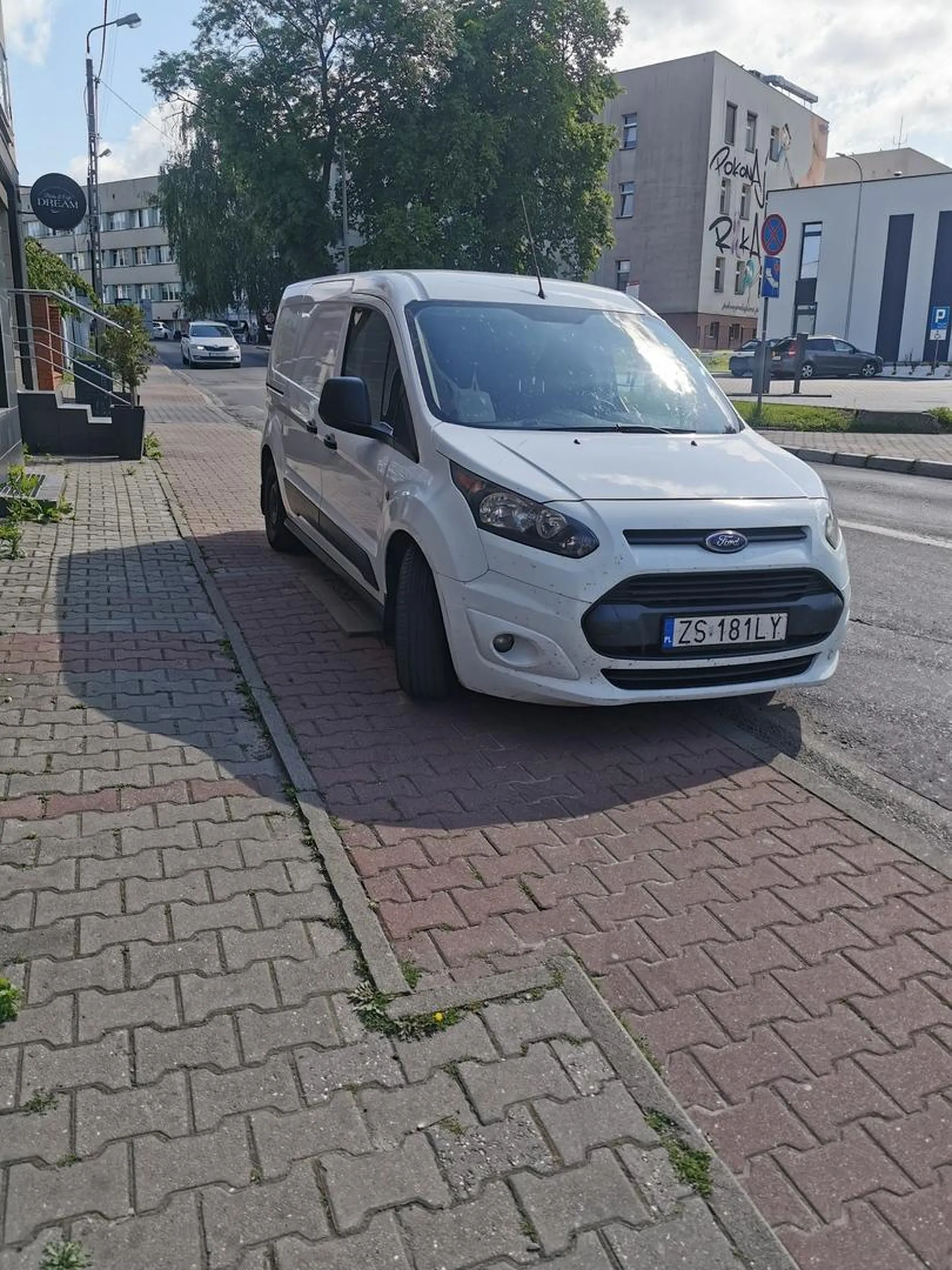 W końcu na chodniku najlepiej...