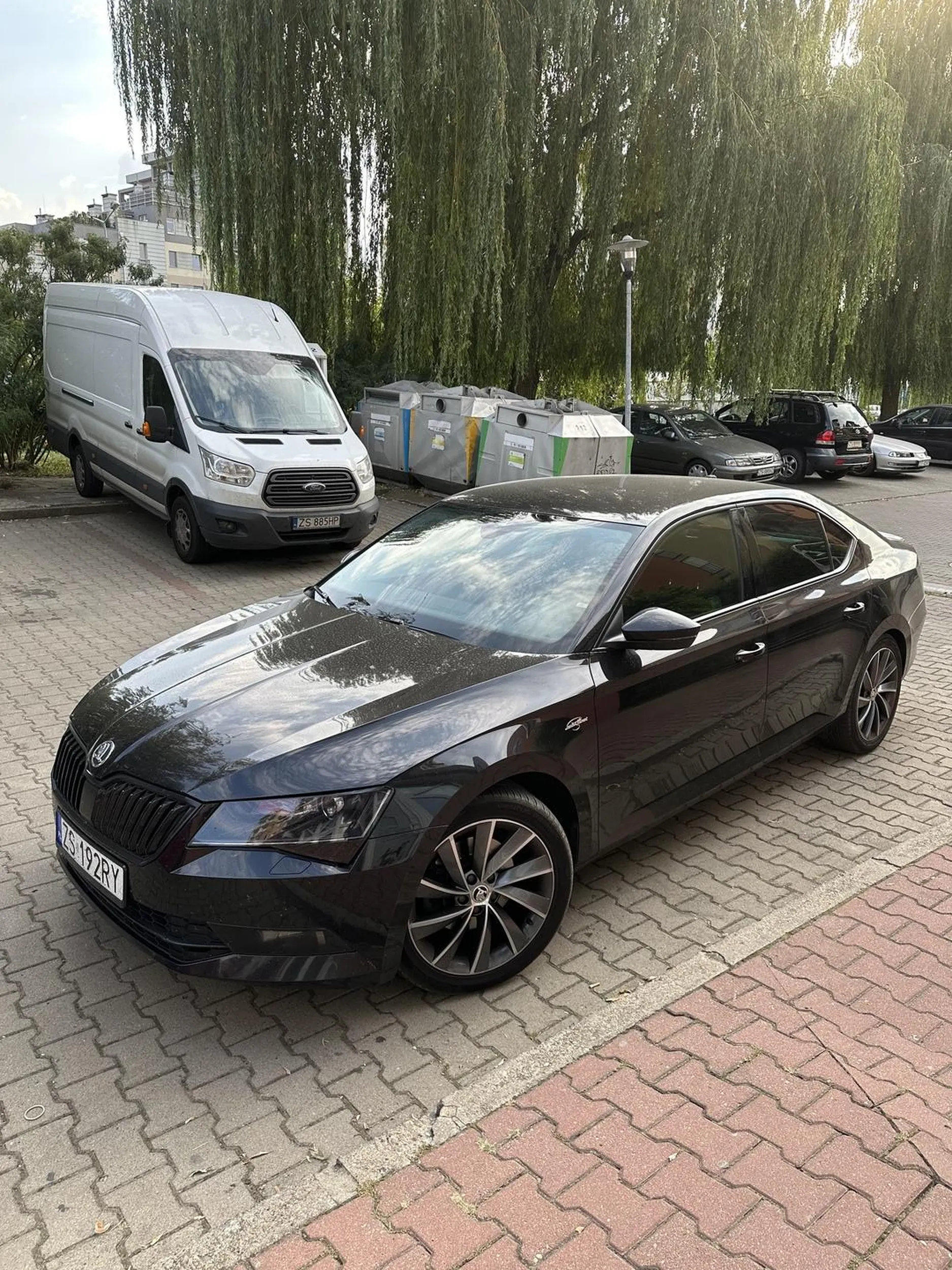 Jeśli, szkoda panu na kurs doszkalający parkowanie, polecam zainwestować w plastikowe kołpaki nie będzie szkoda i będzie można podjechać bliżej krawężnika a nie zastawiać pół drogi :)