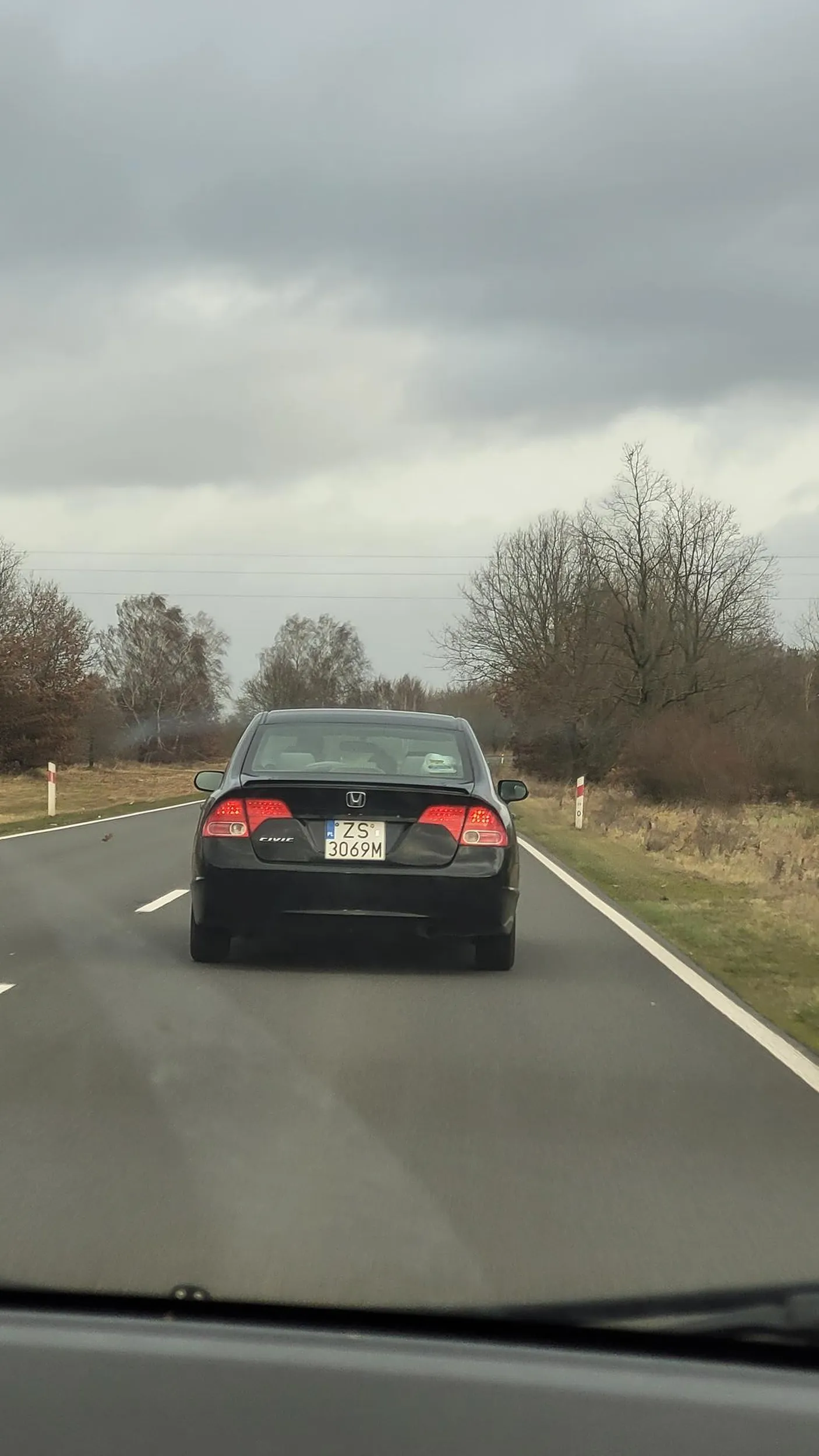 Nie wiem kto ci dał prawo jazdy!, przy wyprzedzaniu zajechałeś nam pas nie patrząc w lusterko i udawałeś że nas nie widzisz, a my ledwo wyszliśmy z poślizgu na poboczu. Mam nadzieję że to do ciebie wróci, chamy takie jak ty nie powinny mieć takich uprawnień!