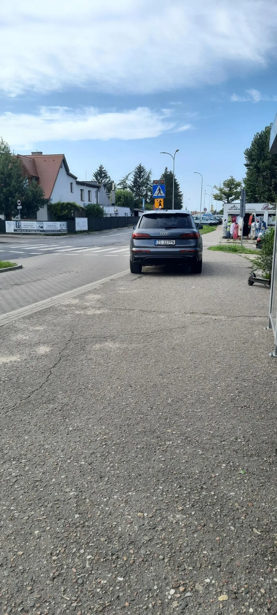 Parkuje na chodniku, przed przejściem, a parking jest kilka metrów dalej. Zawraca w niedozwolonym miejscu, na podwójnej ciągłej i przejściu dla pieszych...