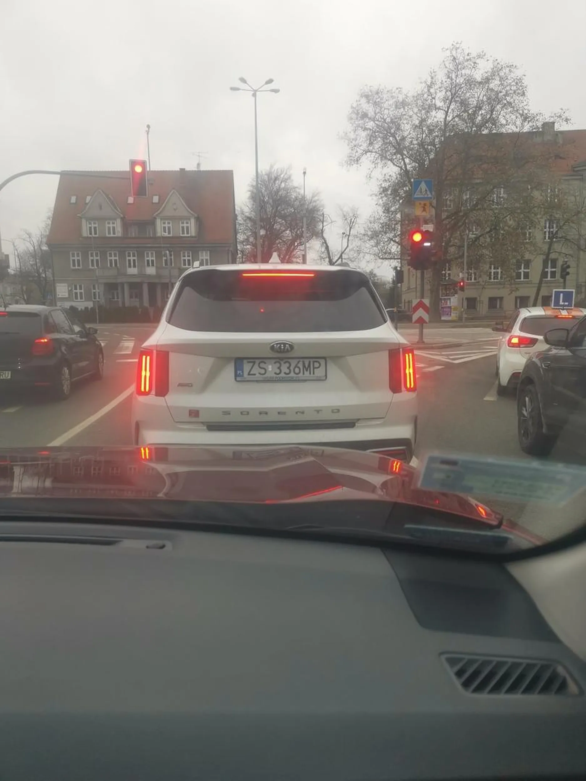 Zajeżdża drogę stwarza niebezpieczeństwo w ruchu lądowym