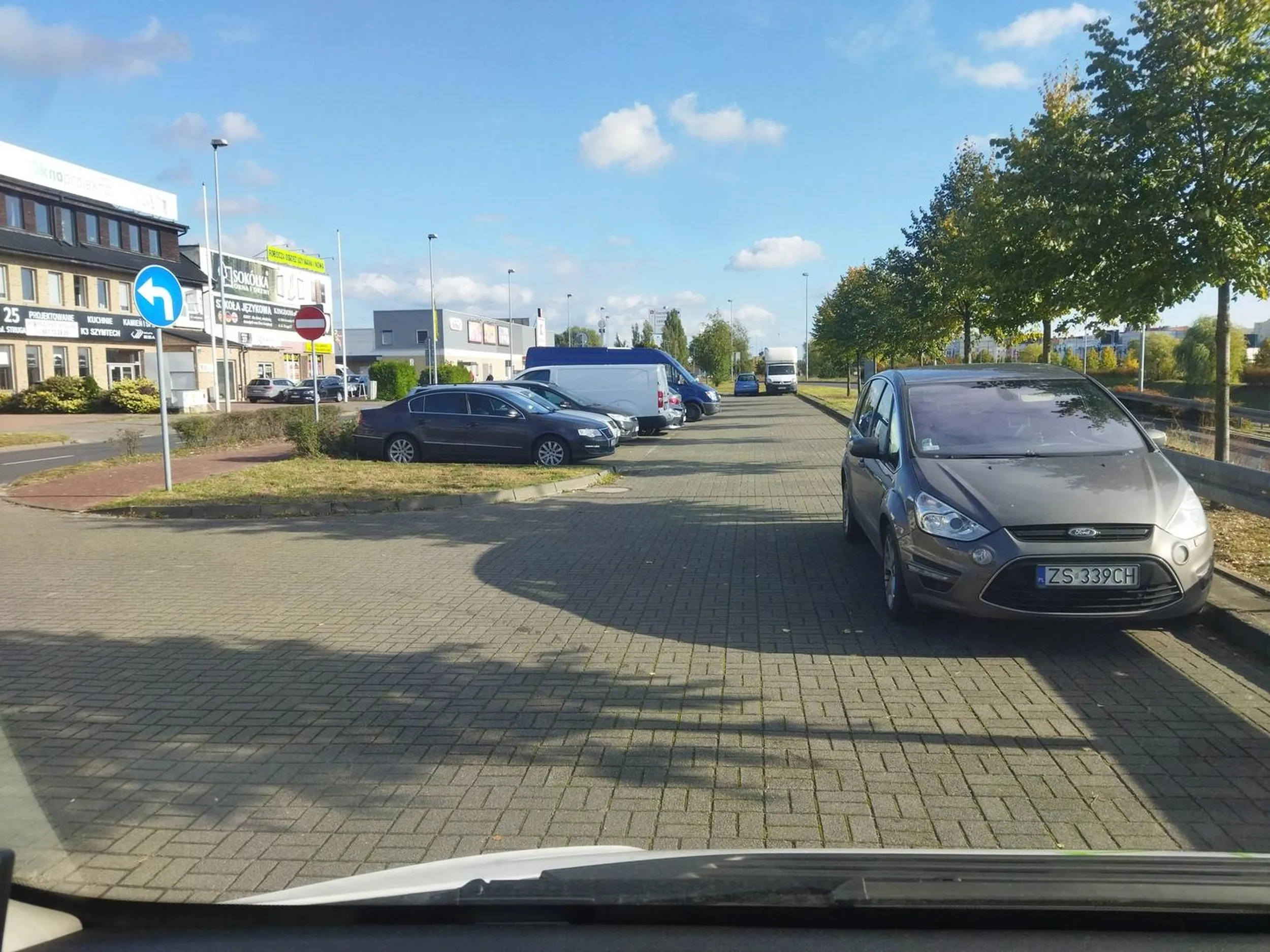 Egoistą bez wyobraźni. Zaparkowano na wjeździe na parking.