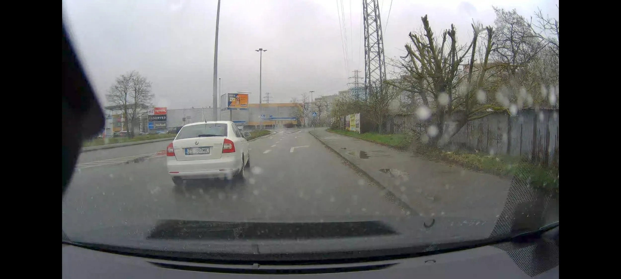 Albo naprawdę nie ma nic wspólnego z umiejętnością prowadzenia pojazdów, albo typowy cham na drodze. Specjalnie zajeżdża drogę utrudniając jazdę innym.