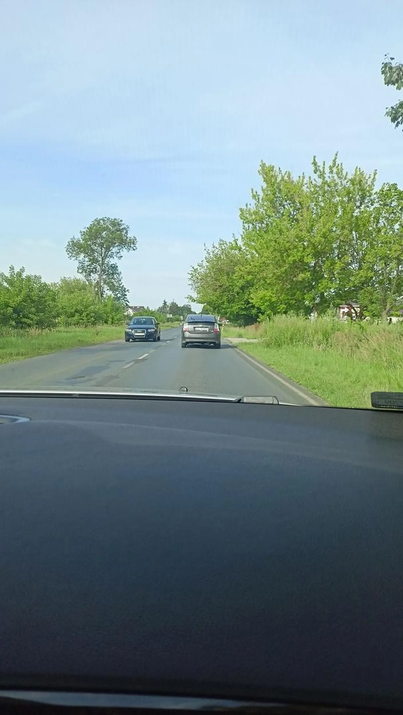 Coś kierowca jeździ od prawej do lewej. Nie jedzie prosto