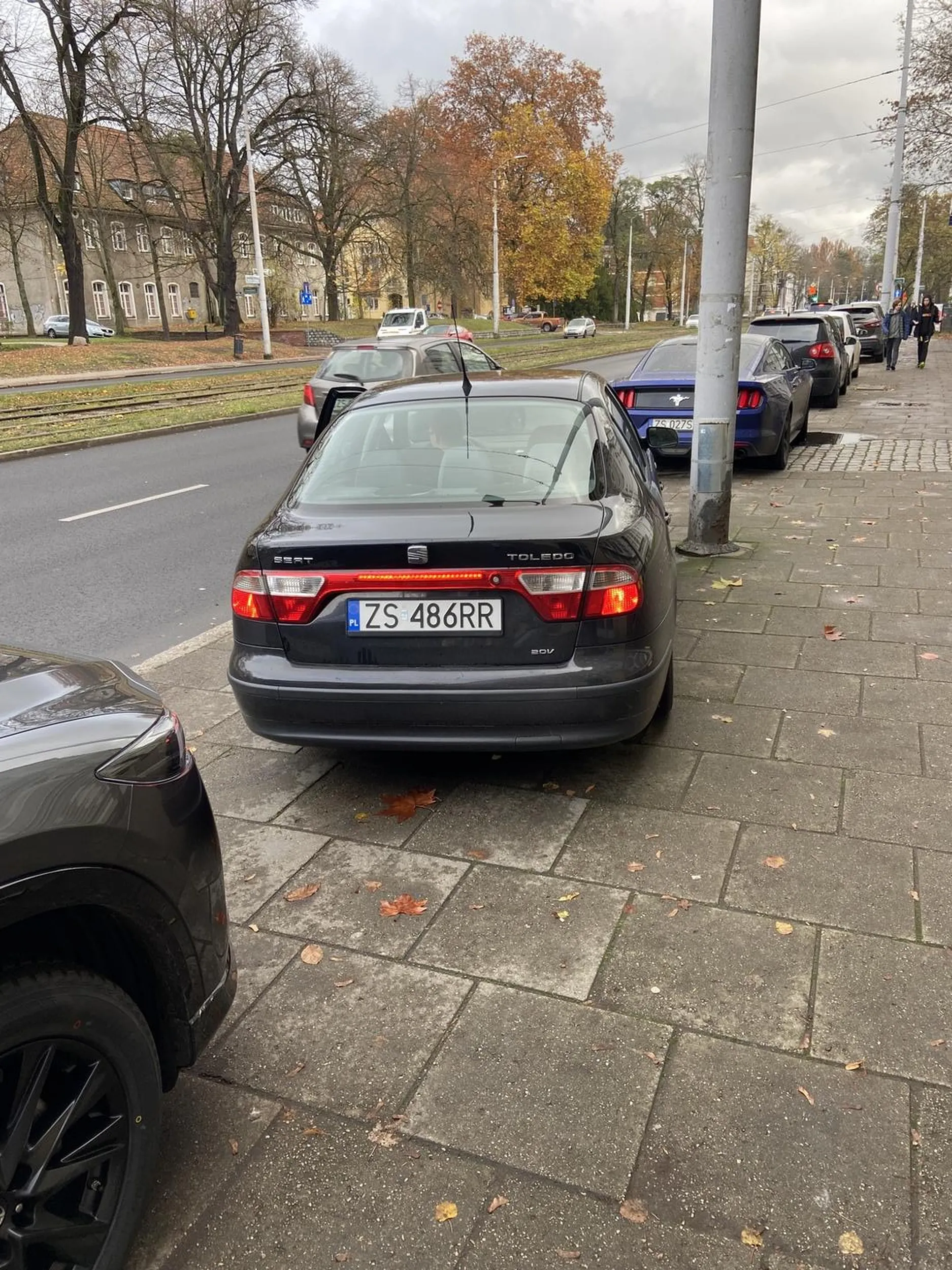 Naucz się parkować. Zastawiasz chodnik codziennie