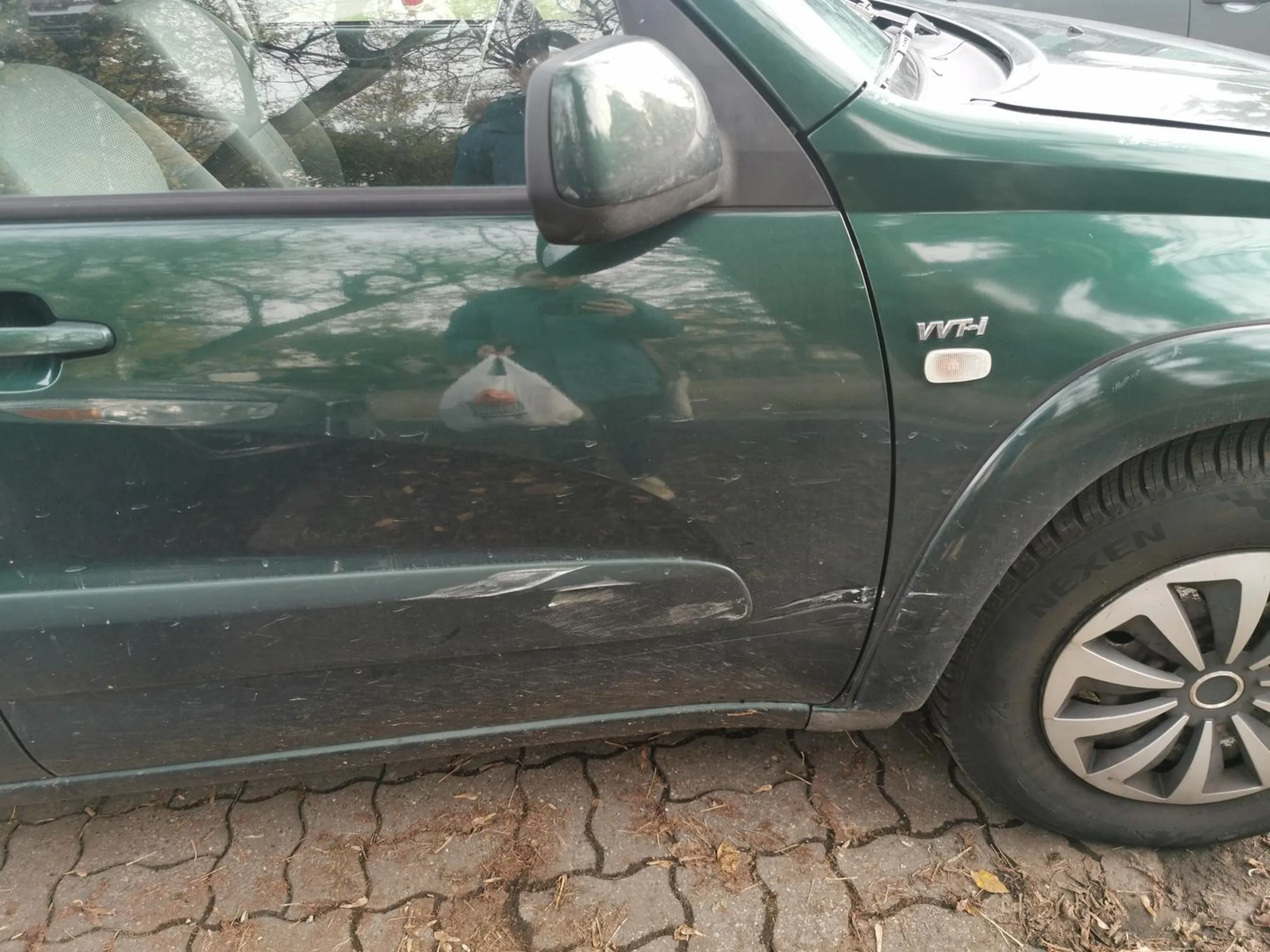 Sprawca uszkodził mój samochód na skrzyżowaniu i uciekł z miejsca zdarzenia. Samochód przerysowany