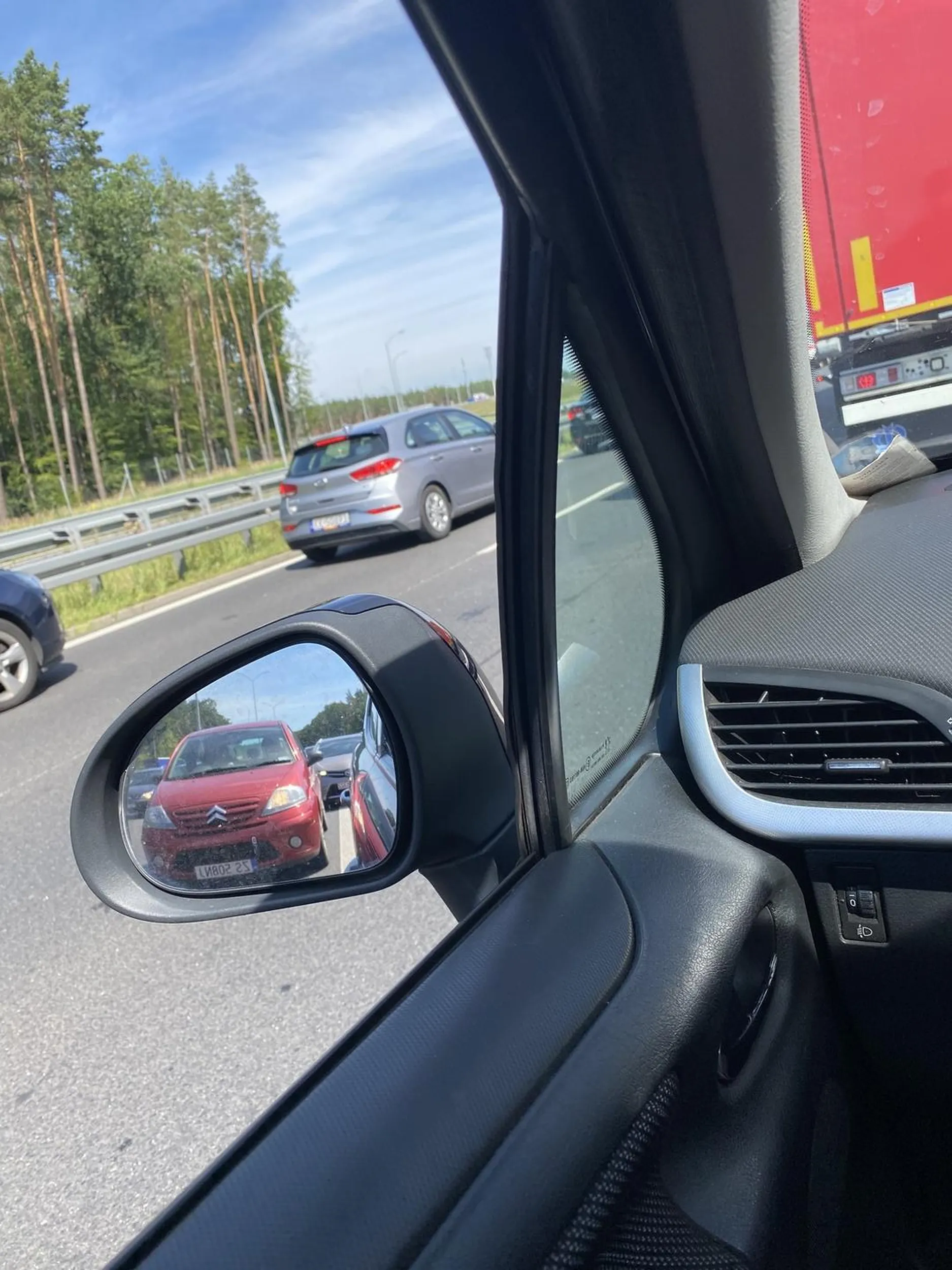 Kierująca znalazła prawko w lays, korytarz życia a ta zapierdziela sobie środkiem ! Zabrać prawo jazdy