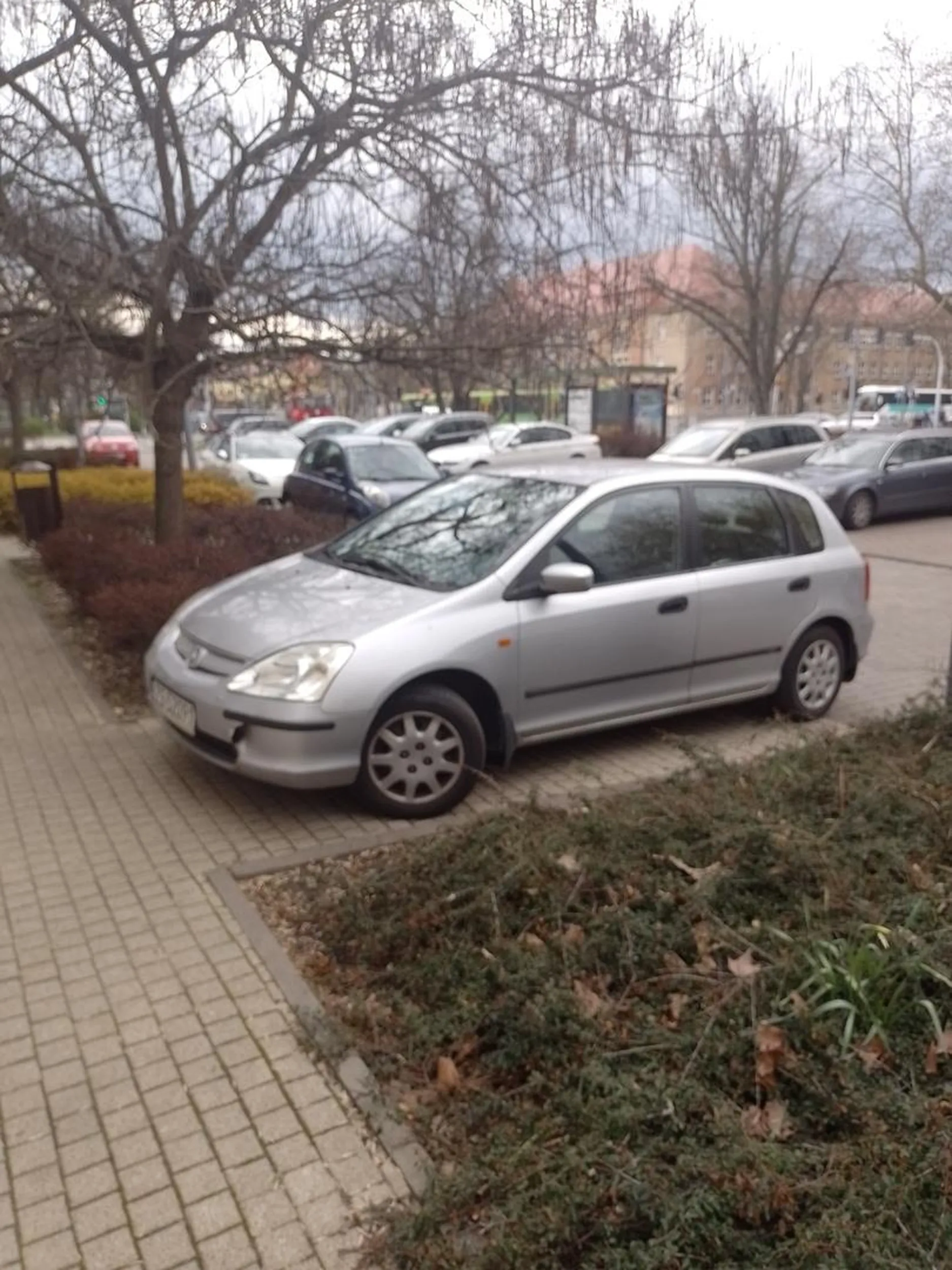 Mistrz parkowania. Mamy kombo to jest wjazd na krzywego teren wspólnoty (to nie było auto mieszkańca), parking na chodniku, zablokowanie wejścia na klatkę. Bezmózgowie level hard.