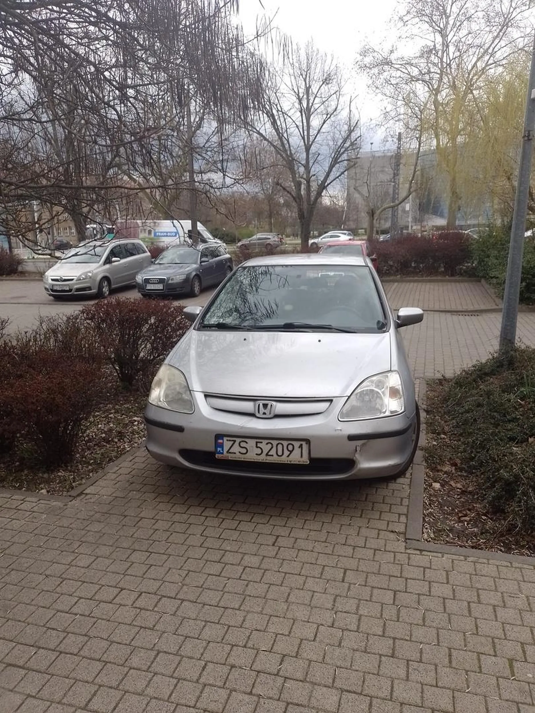Mistrz parkowania. Mamy kombo to jest wjazd na krzywego teren wspólnoty (to nie było auto mieszkańca), parking na chodniku, zablokowanie wejścia na klatkę. Bezmózgowie level hard.