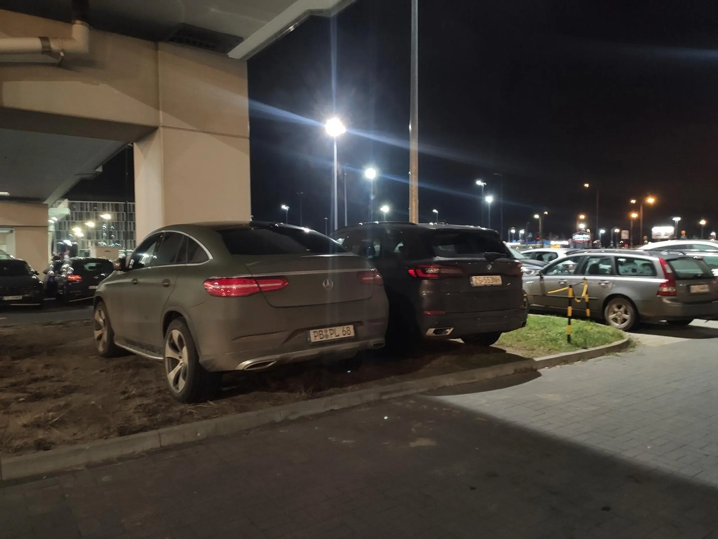 Z serii mam BMW to parkuję gdzie chcę. Zdjęcie z lotniska w Gdańsku. Sąsiad z DE to go już nie będę męczył.