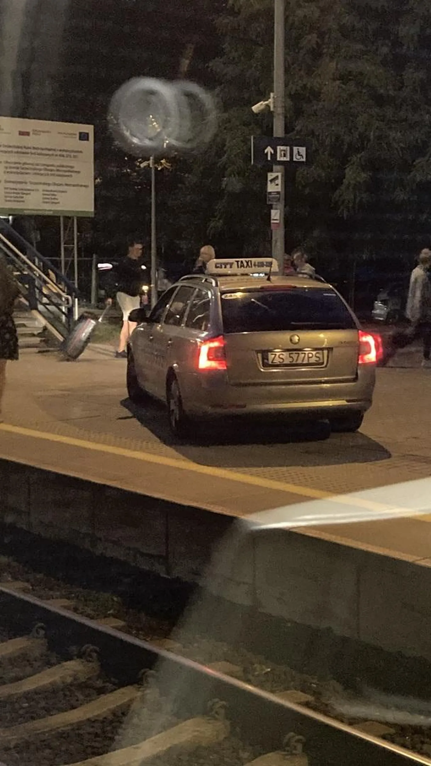 Chłopie nie rozjeżdżaj ludzi na peronie w Dąbiu