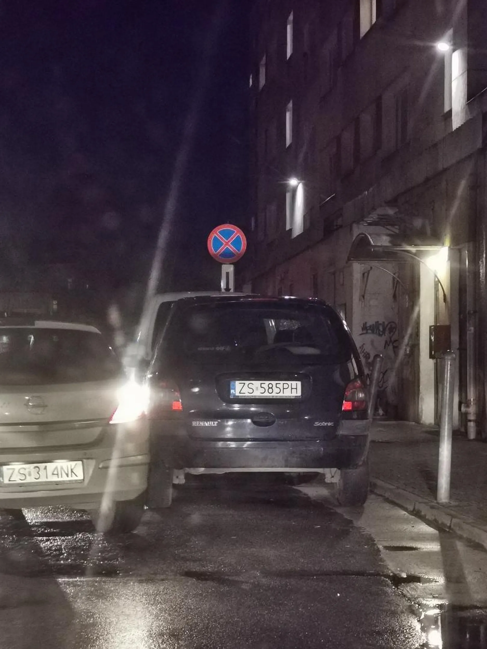 Gratulacje za parkowanie dla tego oto kierowcy!