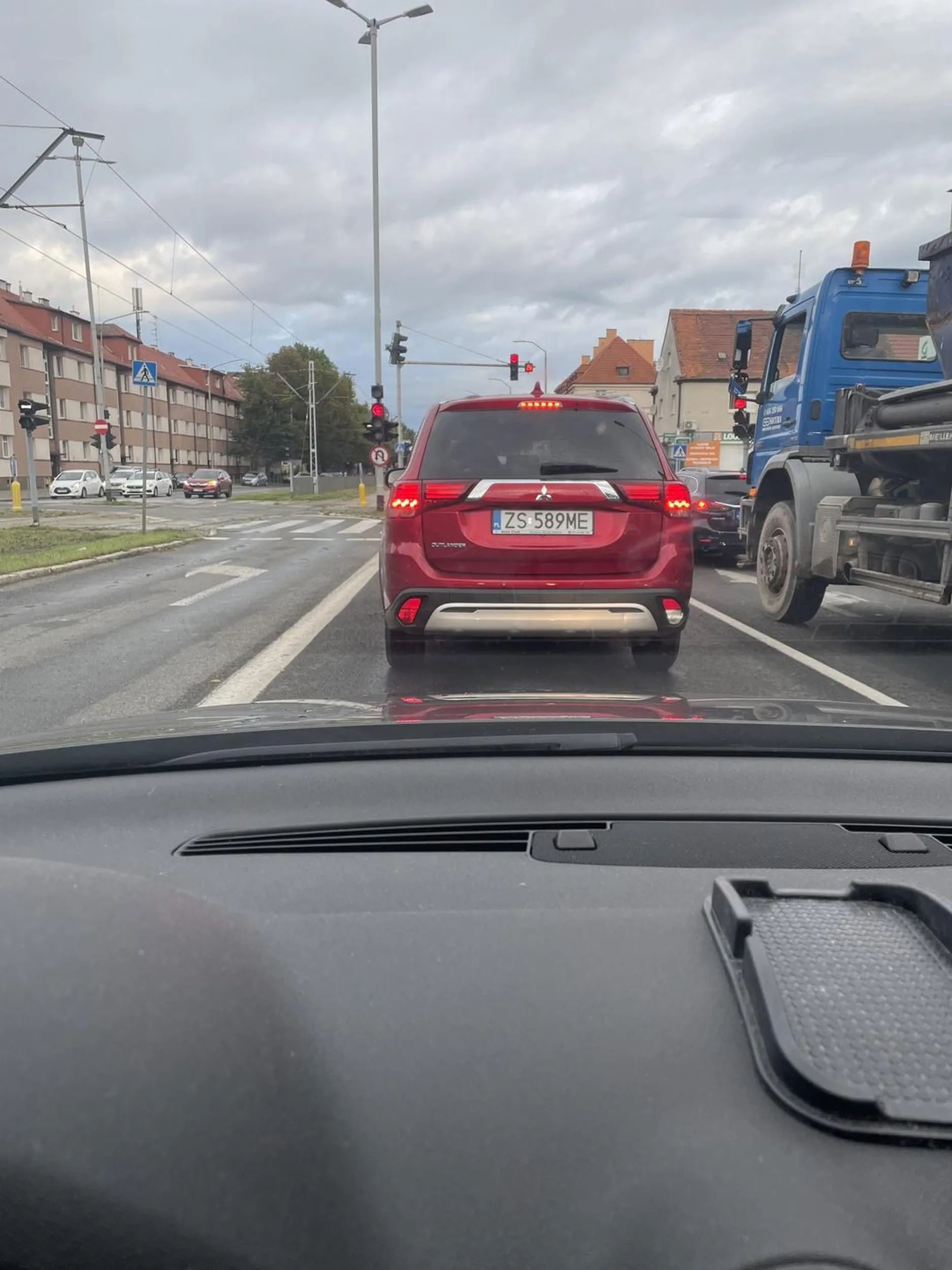 Przydałoby się nauczyć, że gdy znaki zarówno pionowe jak i poziome mówią o zmianie organizacji ruchu (ze względu na przebudowę skrzyżowania), ze prawy pas służy tylko do skrętu w prawo, a lewy do jazdy prosto … to nie można od tak zajeżdżać prawidłowo jadącym drogi tuż przed maską i nawet nie zasygnalizowanie konieczności zmiany pasa. Później sytuacja wielokrotnie się powtórzyła. Czyżby w cenie samochodu nie było uwzględnionych kierunkowskazów ?