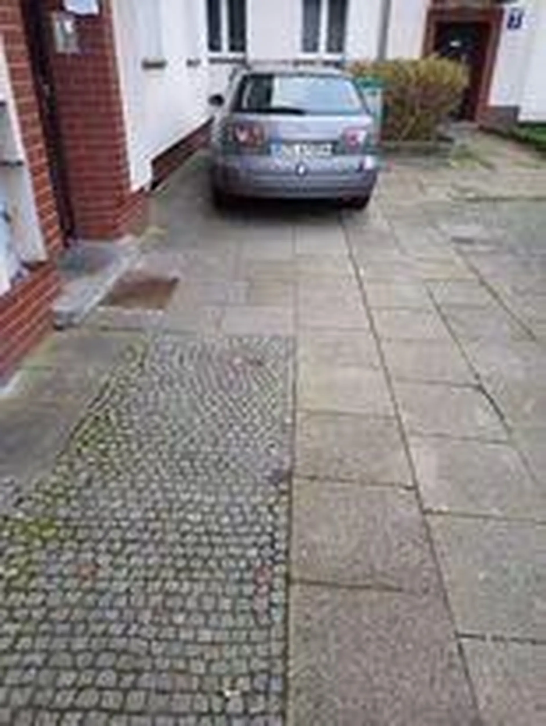 Eleganckie parkowanie, na chodniczku.