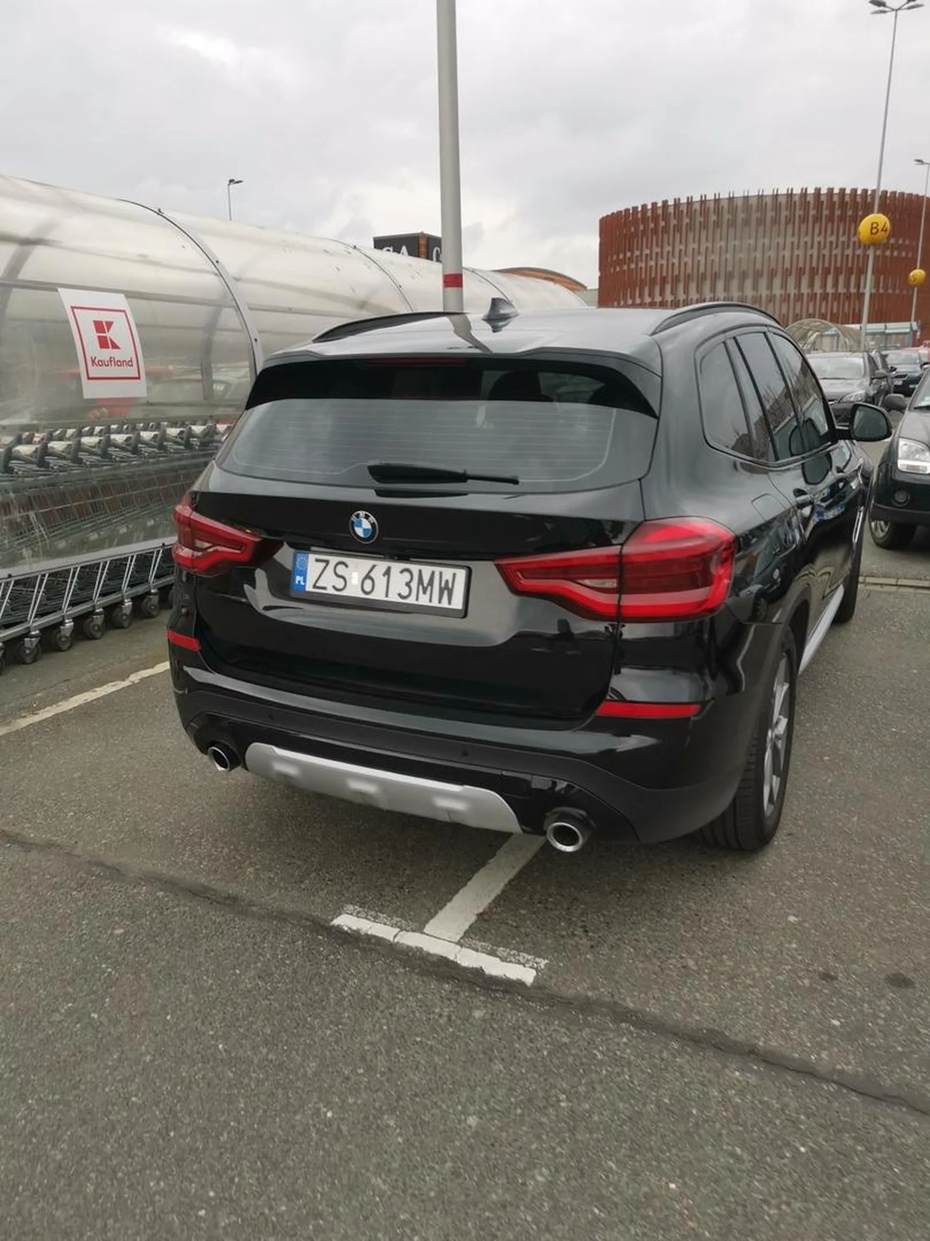 Kierowca po zaparkowaniu oglądał auto żeby upewnić się czy na pewno zajął dwa miejsca