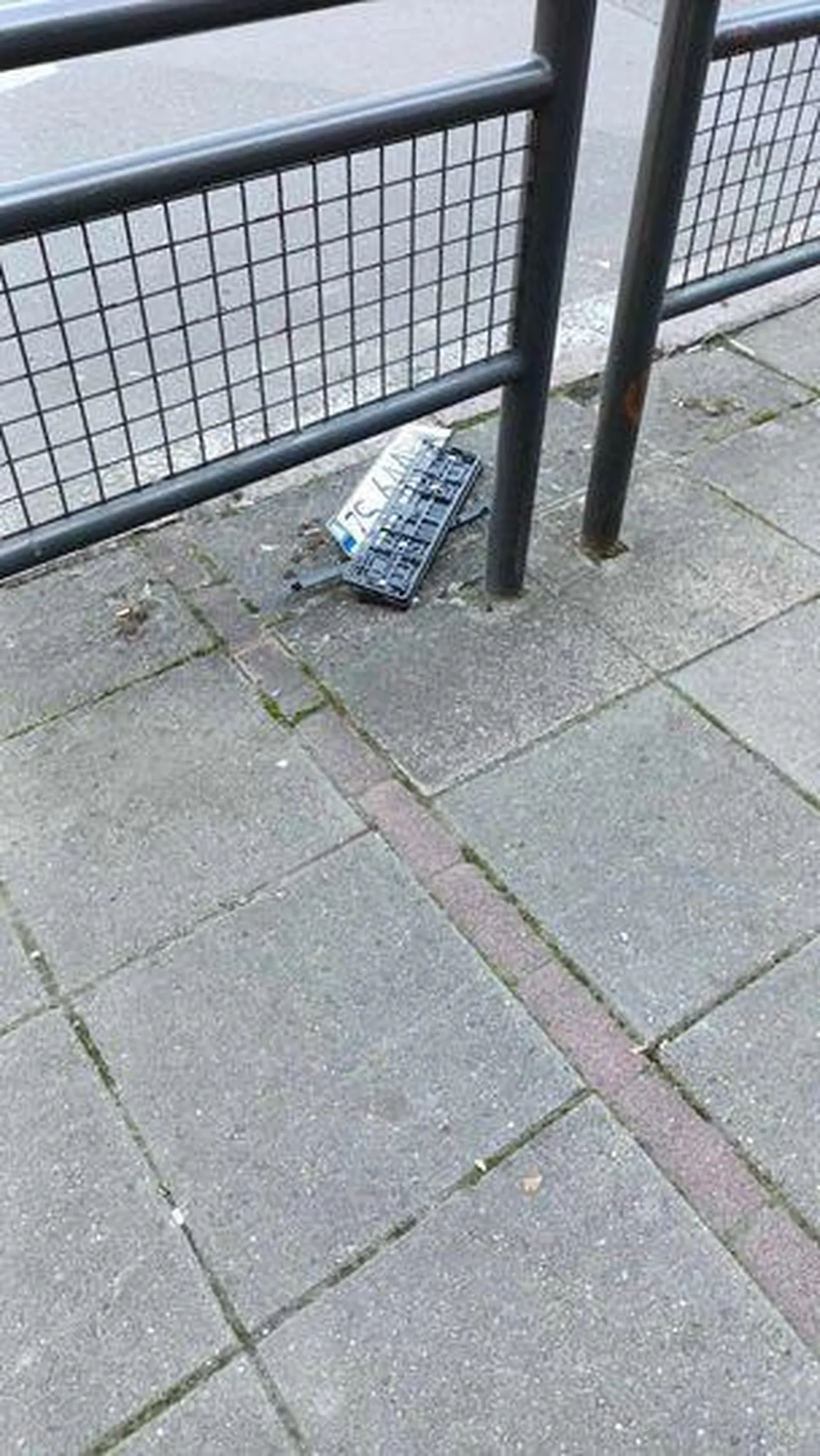 Chłop zgubił tablice w Stargardzie na rondzie