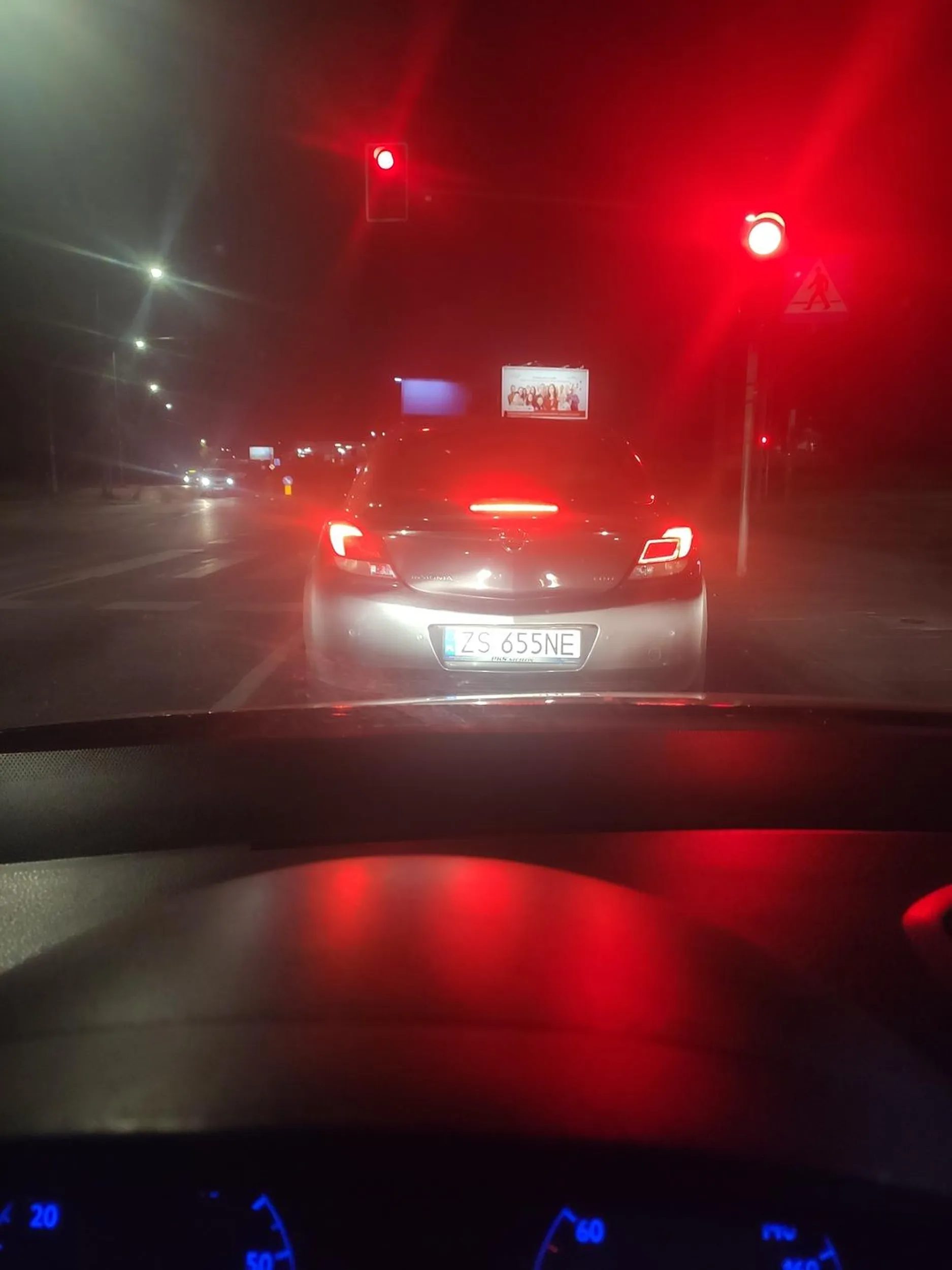 Nie pozdrawiam oplarza co zasuwa o 23:30 miastem 80kmh wyprzedając z prawej strony jadąc ścieżka rowerowa i martwym polem, po czym staje demba z piskiem opon i abs na światłach bo czerwone...