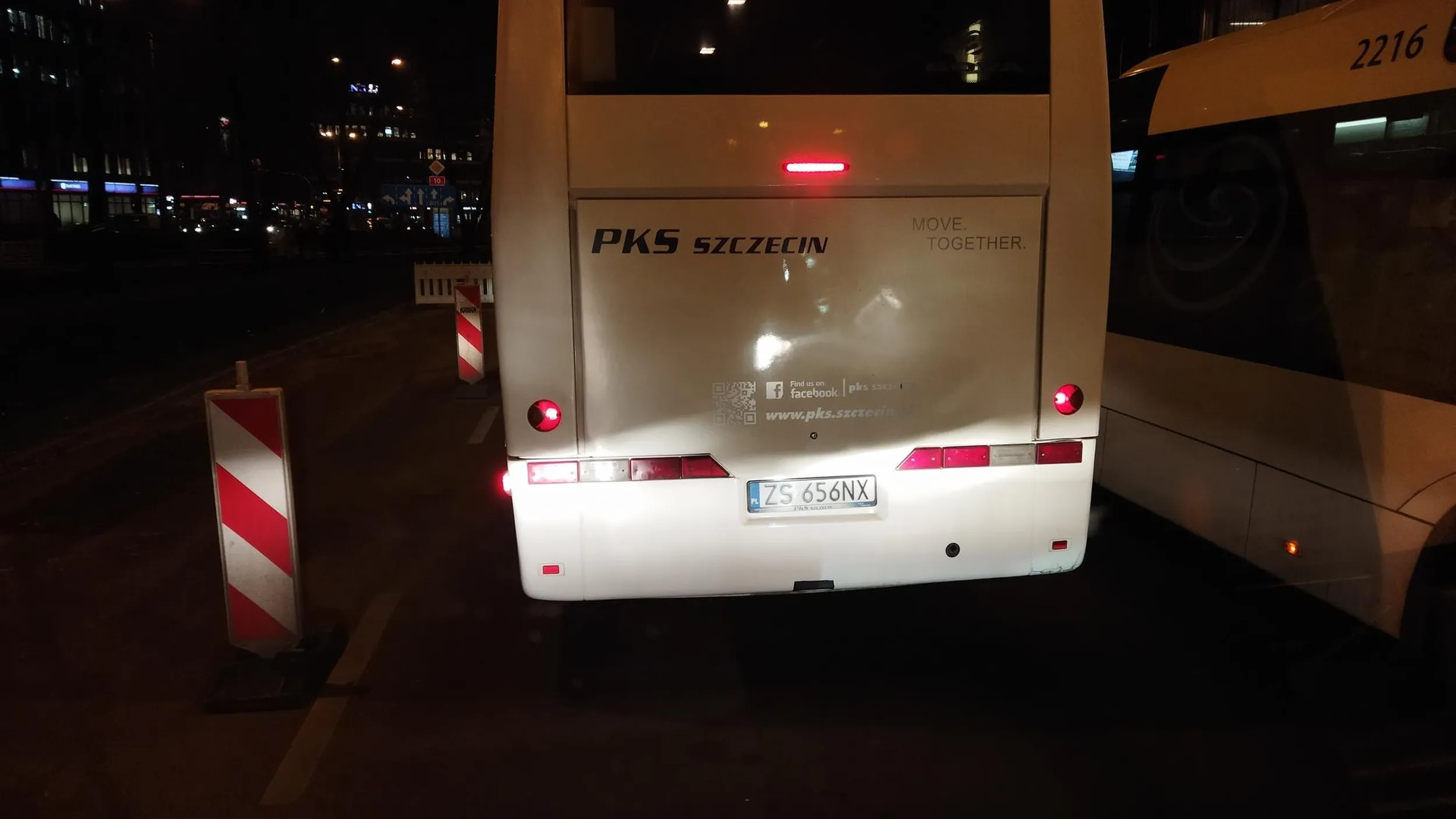 Zawodowy kierowca i nie wie ? 1) na skrzyżowaniu nie zmieniamy pada ruchu; 2) przed zmianą pada ruchu włączamy kierunkowskaz, informując innych użytkowników o swoich zamiarach; Czas zdać papiery