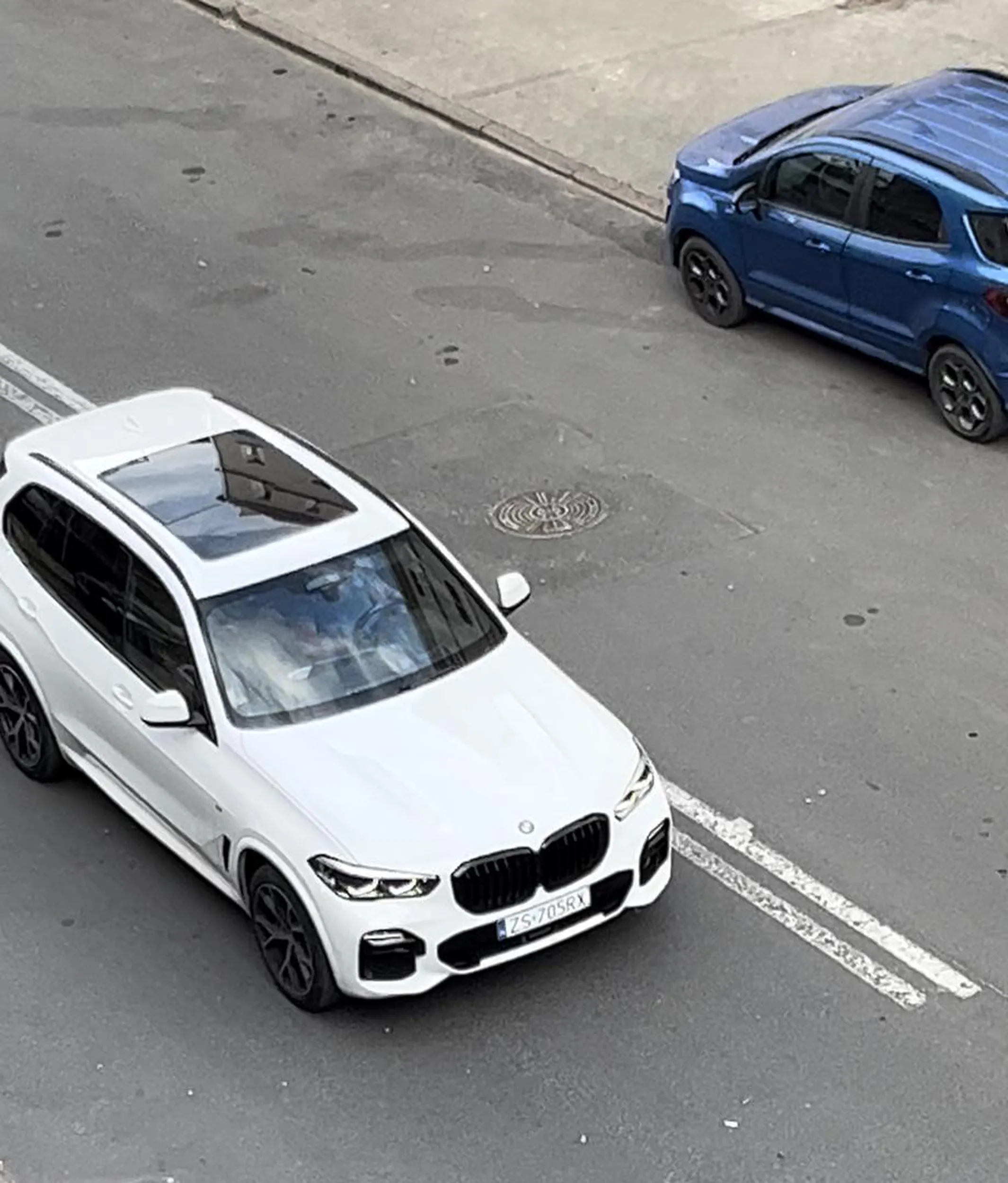 Bmw x5 typ jezdzi po osiedlach i trzepie kapucyna przy kobietach z dziecmi