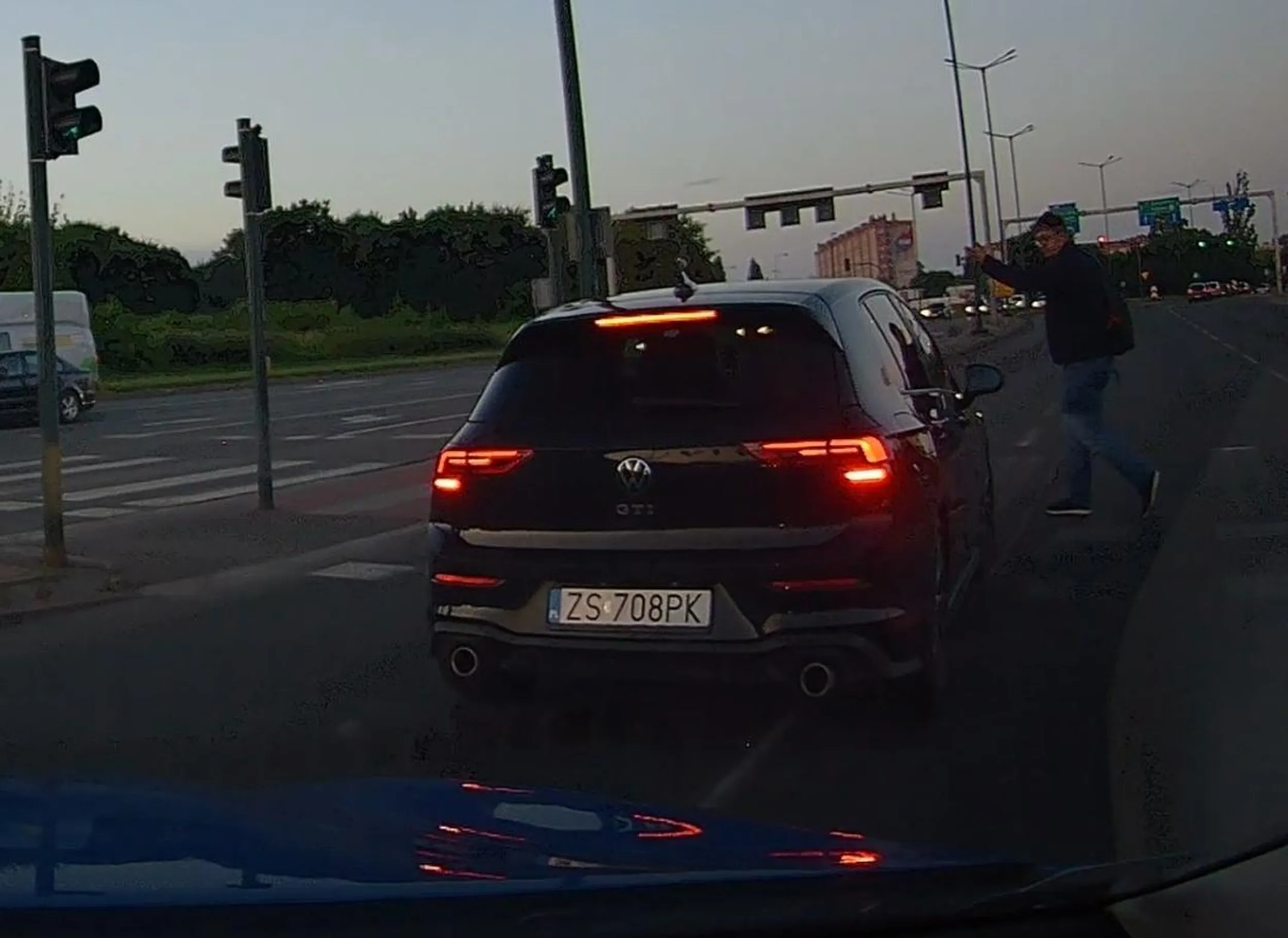 Wymusza pierwszenstwo i prawie rozjezdza pieszego. Potem, w zemscie, ze na niego zatrabilem, udaje, ze wjezdza w moj samochod xD