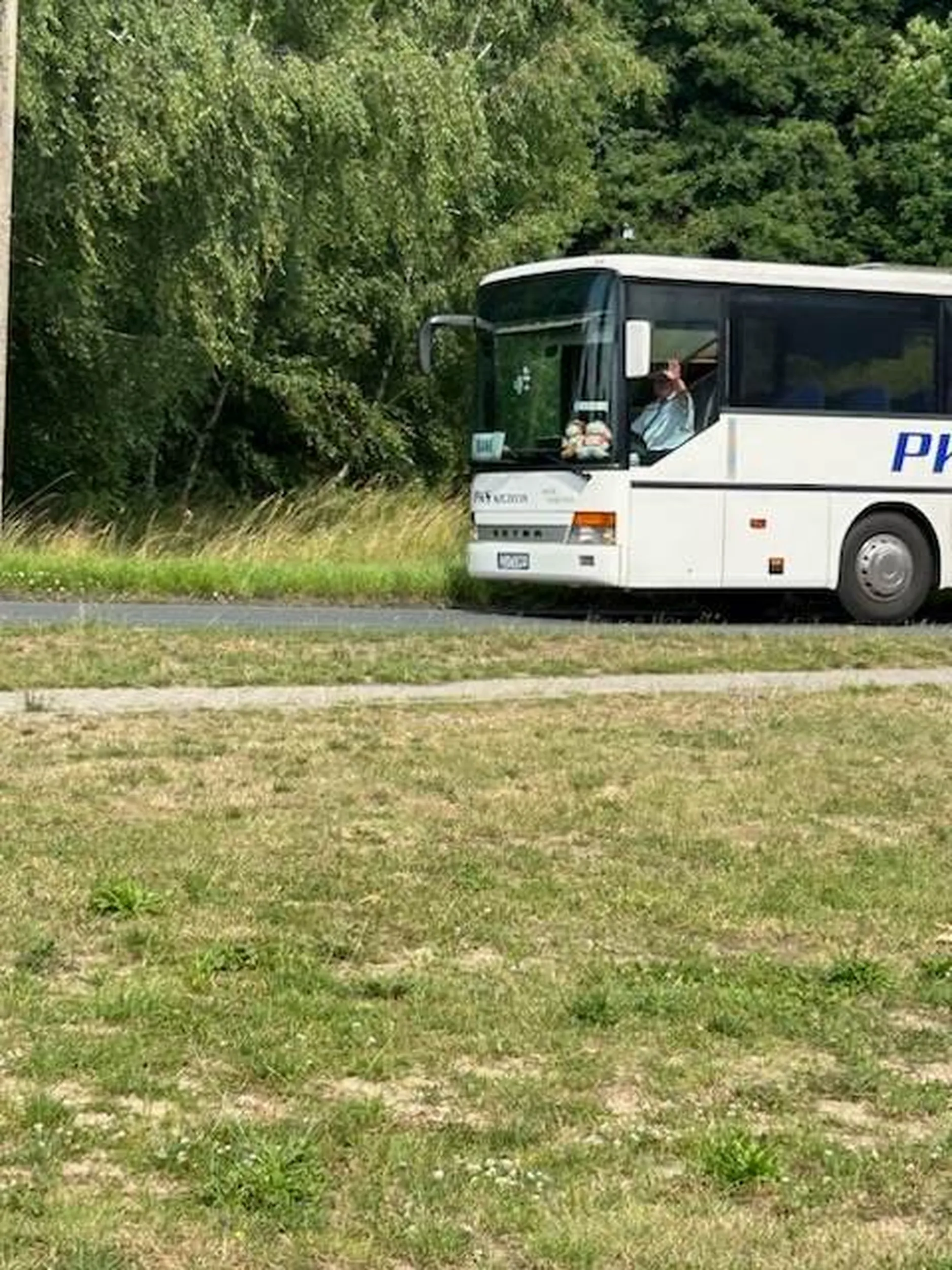 Chciałbym wam powiedzieć że ten kierowca co jeździ tym wozem jest masakryczny. Pluje smarka w autobusie kicha normalnie na dlog wydaje mokra ręką bilety. Zachowanie tego kierowcy jest skandaliczne.  Zamiast skupić się na drodze do macha sam do siebie. Podejrzewam że kierowca coś zażywał. Pozdrawiam z wyrazami szacunku.