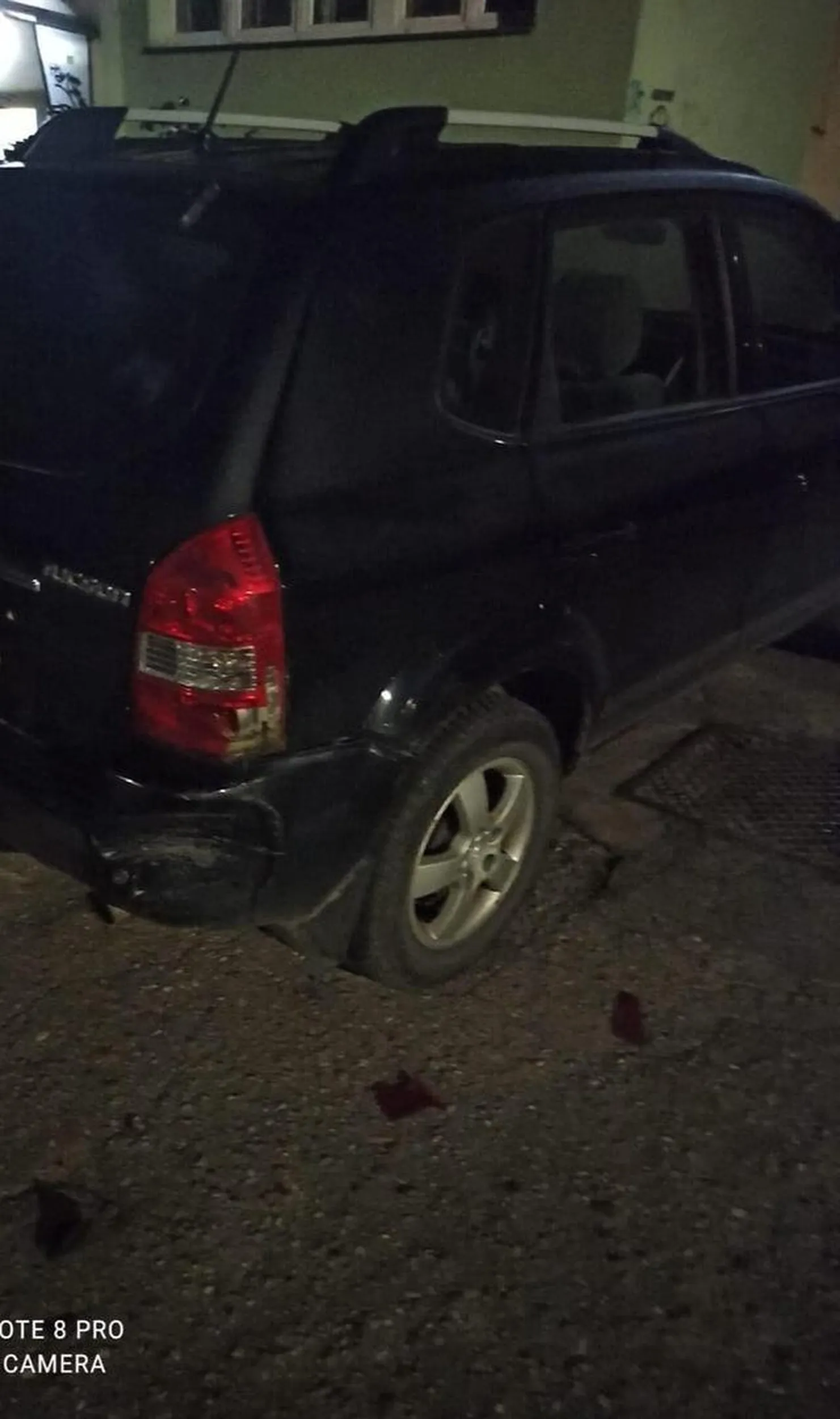 kobietka uderzyla w zaparkowane auto i uciekla :))