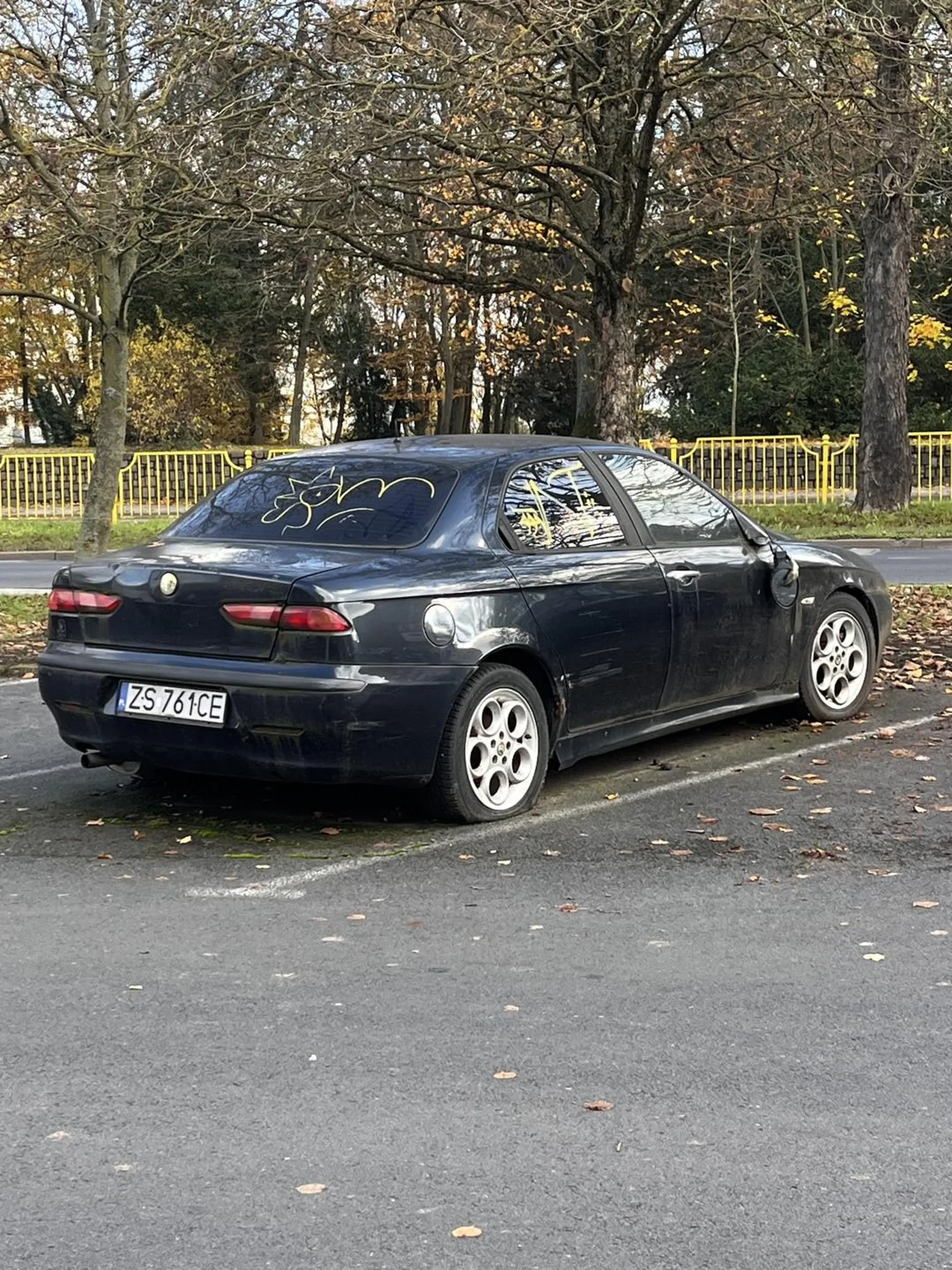 Straszny szrot, ktoś chyba zostawił i zapomniał… Tylko stoi i zajmuje miejsce od ponad roku. Mógłby się ktoś tym zająć