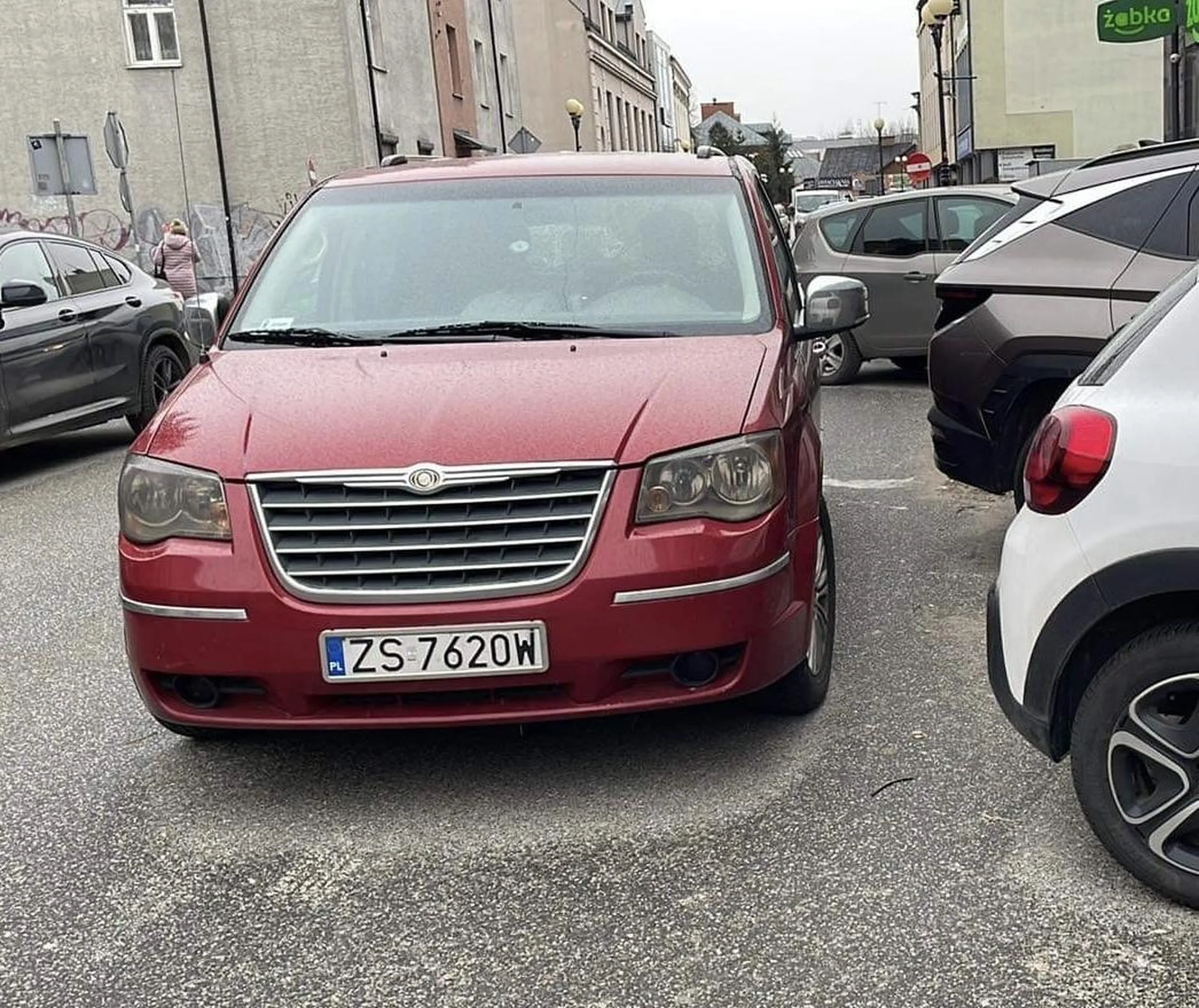 Szanowny kierowco czas nauczyć się parkować, albo przesiąść na komunikacje miejska. Zablokowałeś dwa samochody, kobieta z dzieckiem czekała 30 minut aż odjedziesz, a ty się z workiem na śmieci przechadzasz… karny k***s się należy za takie parkowanie