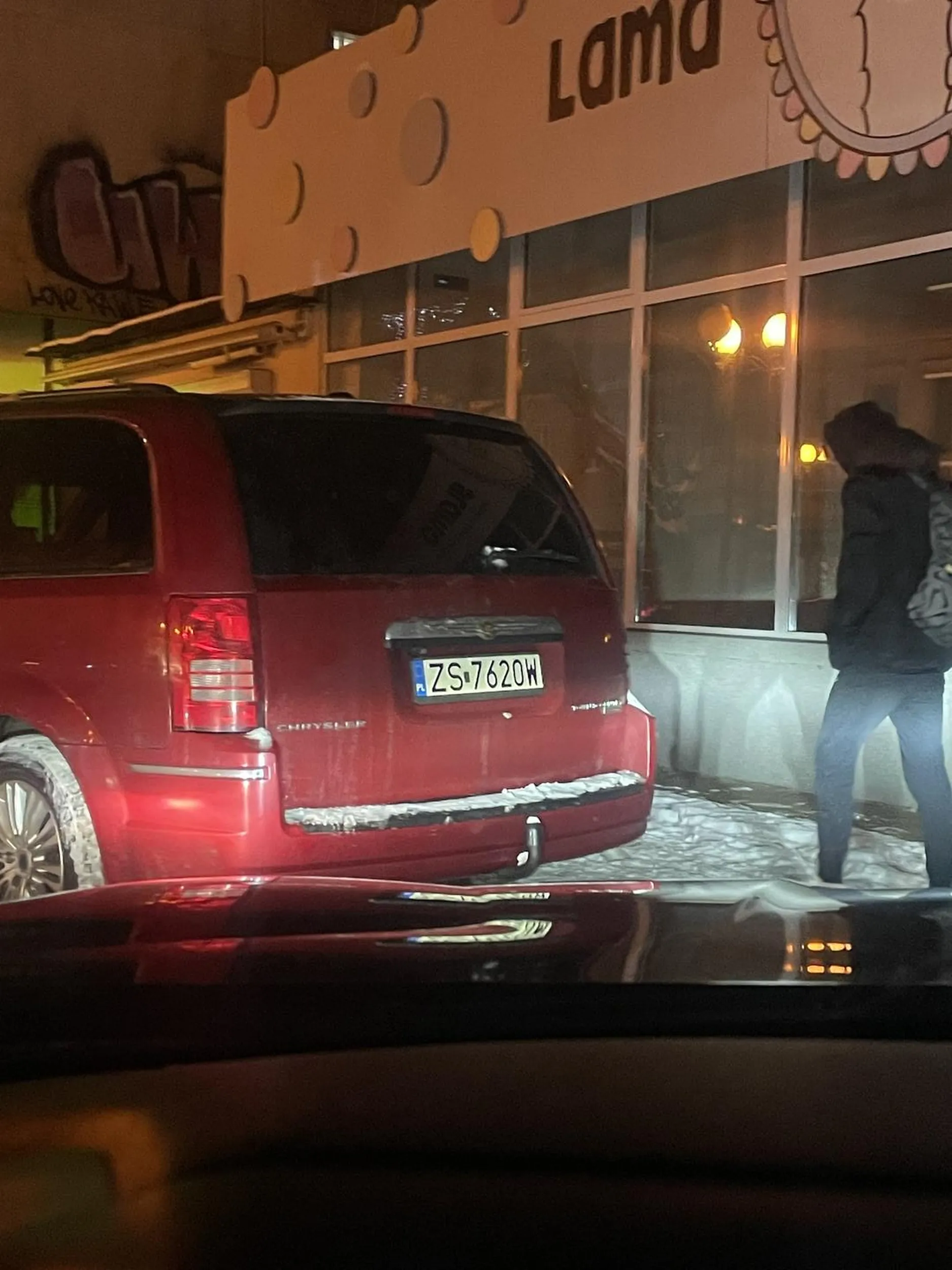 Samochód stoi zaparkowany dłuższy czas na chodniku blokując przejście. Obok auta zaparkowane prostopadle do jezdni. Ale kierowca musiał pod same drzwi sklepu podjechać … ludzie szanujmy się!