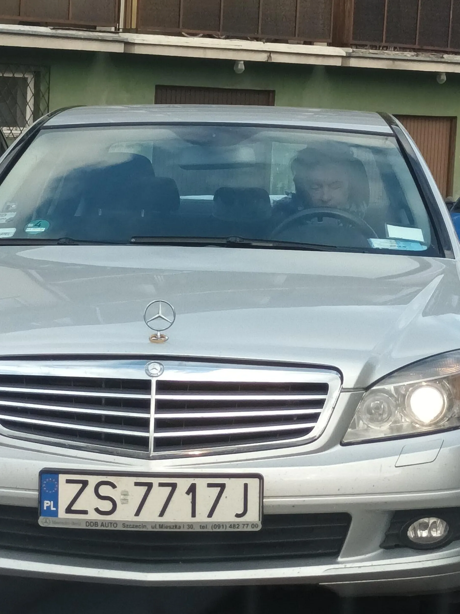 ZS7717J Babo oddaj kluczki mężowi a sama przeżuć się na transport miejski, karta seniora już czeka. Umiejętności jazdy maja sobie dużo do życzenia. Chyba że to ta stara 20 letnia gwiazda na masce unosi ego polskich biedaków którzy nie mogą swoim "wypaisonym" wozem pojechać po krawężniku by móc się wyminąć. (Ps. Ja jakoś mogłem wjechać na ten krawężnik i udało się wszystkim wyjechać najwidoczniej nie mam głowy w du..e)