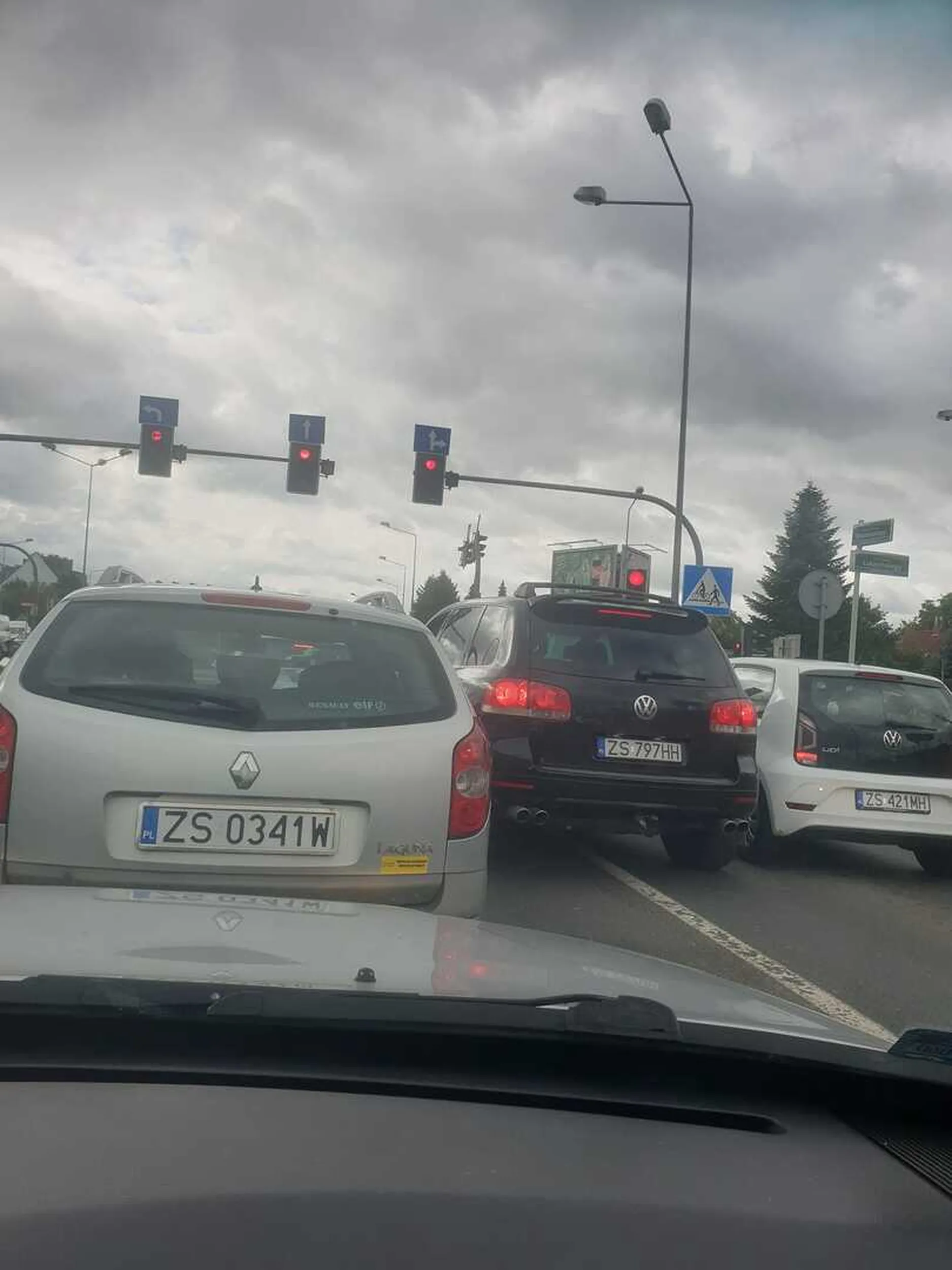 Gratuluję pomysłowości, ale pora chyba wrócić do szkoły i nauczyć się "trzymać w liniach". Jeżeli chcemy zmienić pas to używamy kierunkowskazu, a nie pchamy się na siłę - bo to jest wymuszenie. Na rondzie nie zatrzymujemy się żeby podziwiać widoki, a jeżeli mamy pas do skrętu w lewo, to korzystamy z tego pasa, nie skręcamy ze środka jezdni. A najlepiej oddaj prawko do najbliższego wydziału komunikacji :)