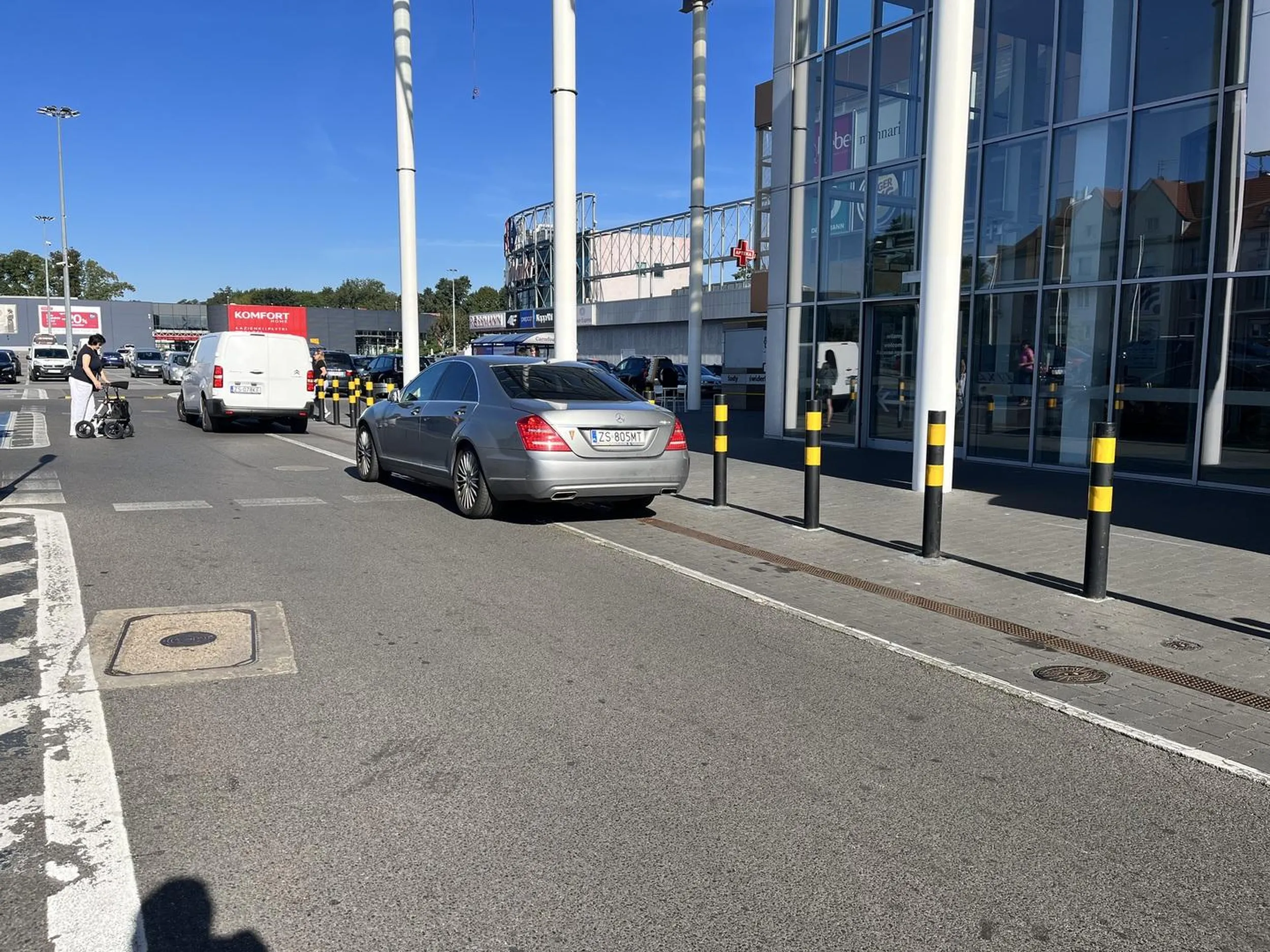 Parkujemy przy wejściu. Bo do środka już wjechać nie mogę. A szkoda