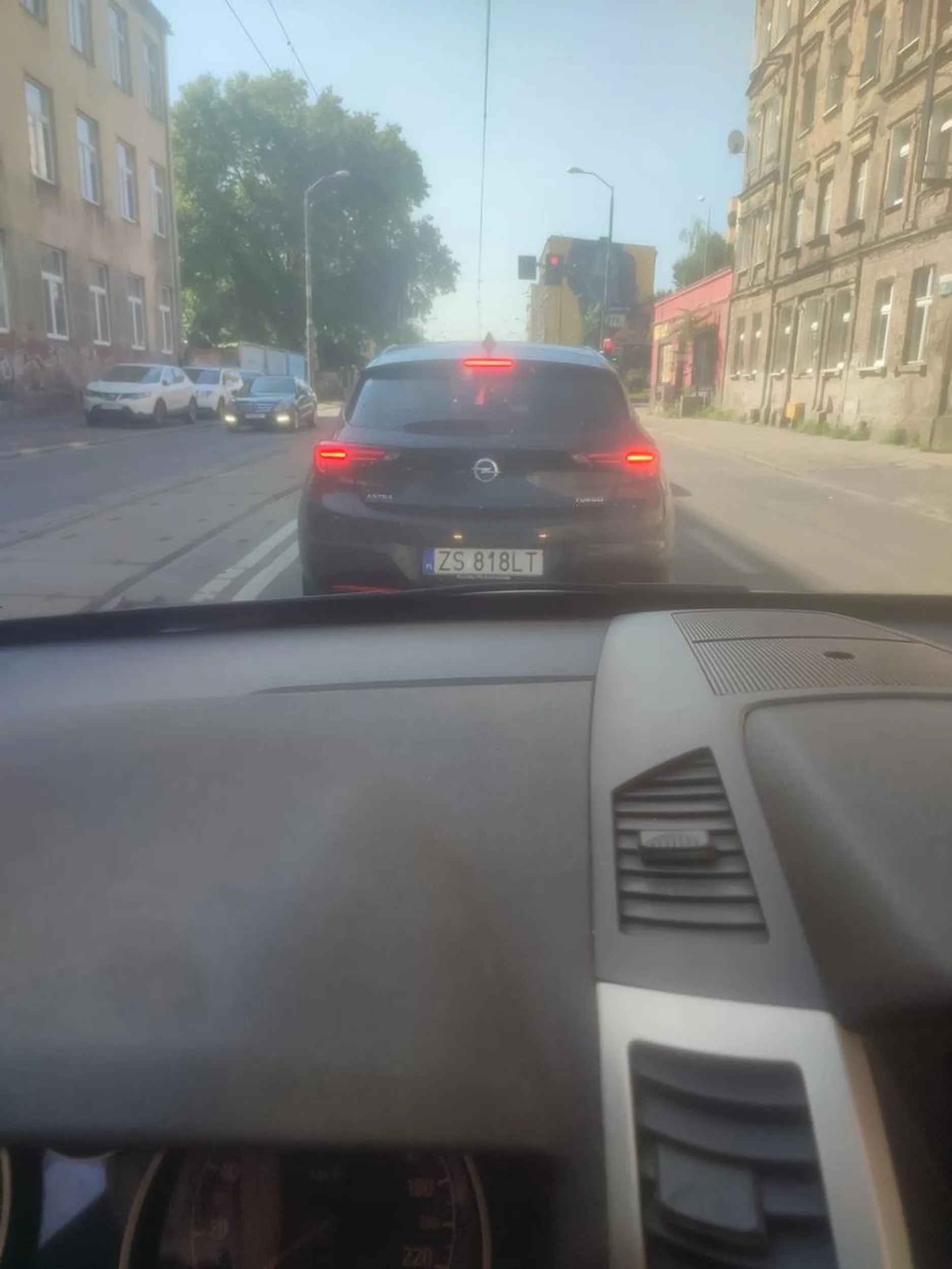 Cham, prostak, chłop z zaburzeniem psychicznym. Jeździ jak wariat takim ludziom powinni zabrać prawko w trybie natychmiastowym.