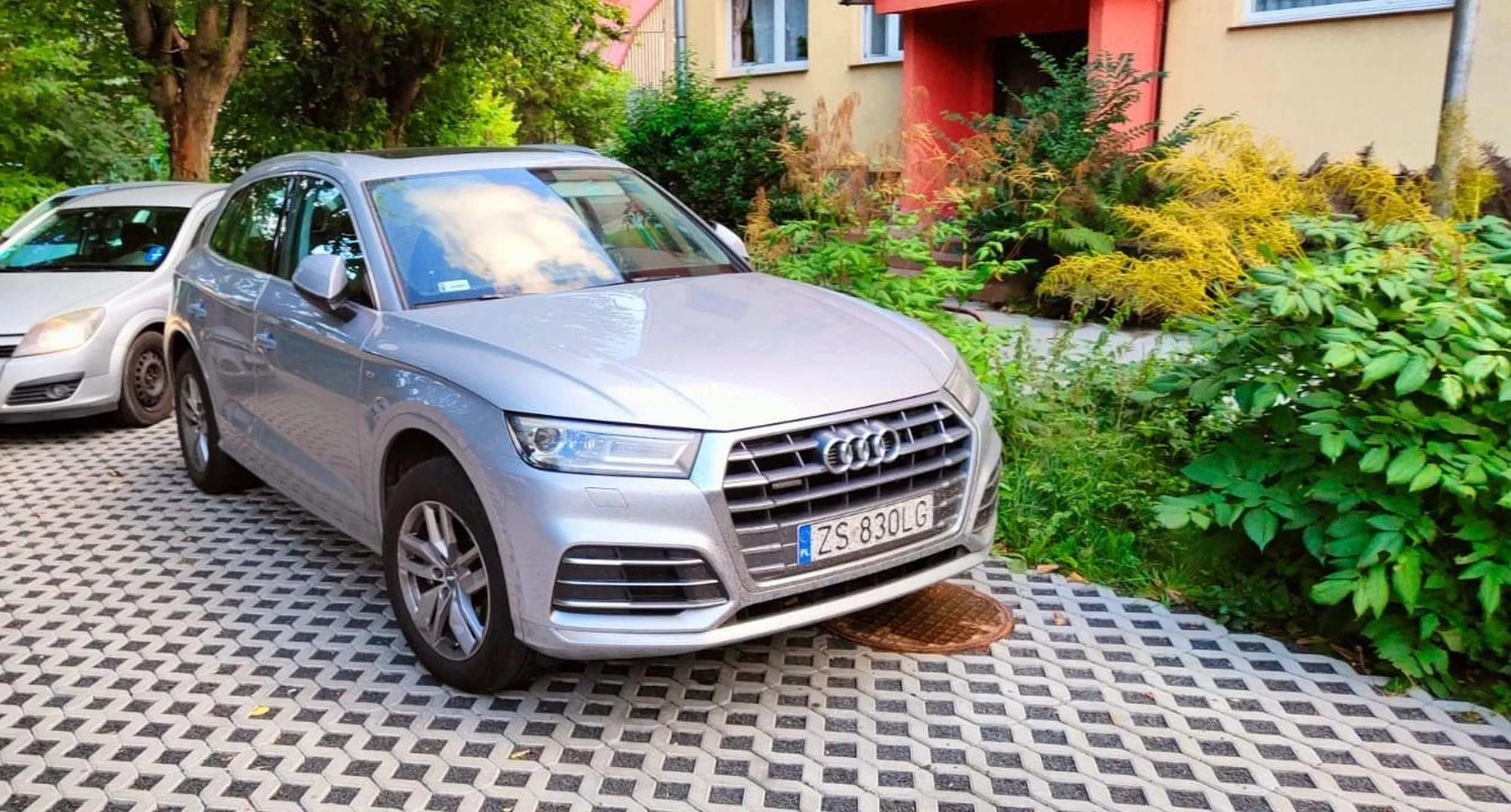 Zajmowanie na siłę miejsca mieszkańcom, gdzie obok jest parking i są wolne miejsca, człowiek wraca z pracy zmęczony i musi z takim bałwanem mieć do czynienia.